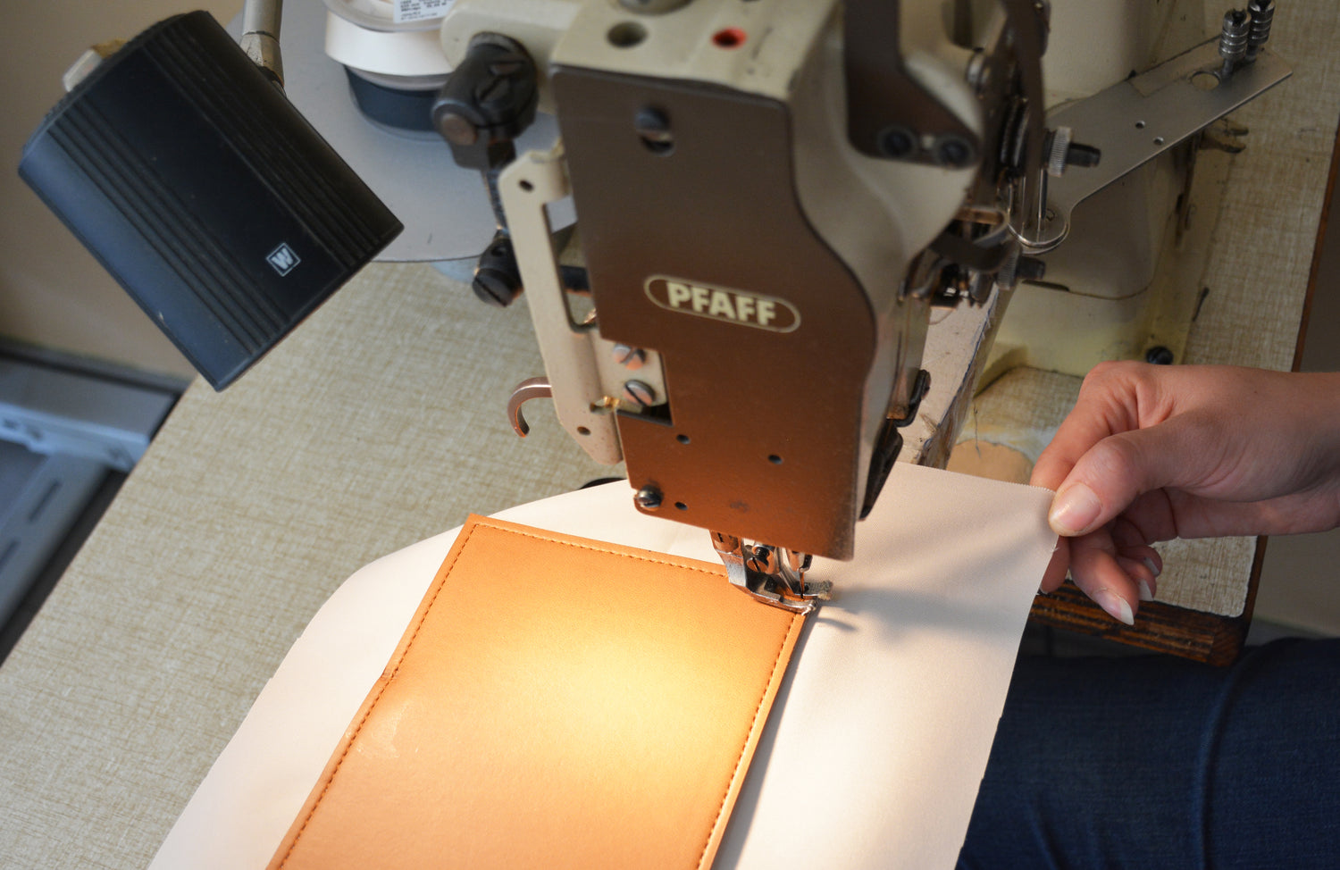 Pfaff Nähmaschine zur Verarbeitung von Leder. Handgemachte Qualität macht einen Unterschied.