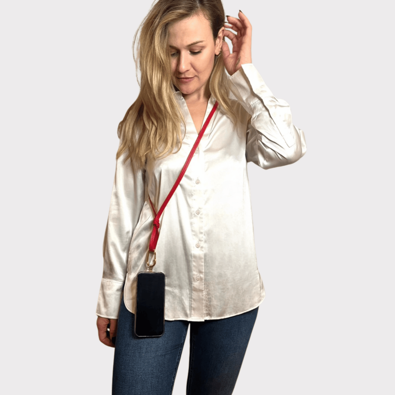 Rotes, flaches Lederhandyband mit Karabinerhaken, ideal für sicheren und stilvollen Transport von Handy, Schlüssel und Mini-Wallet.