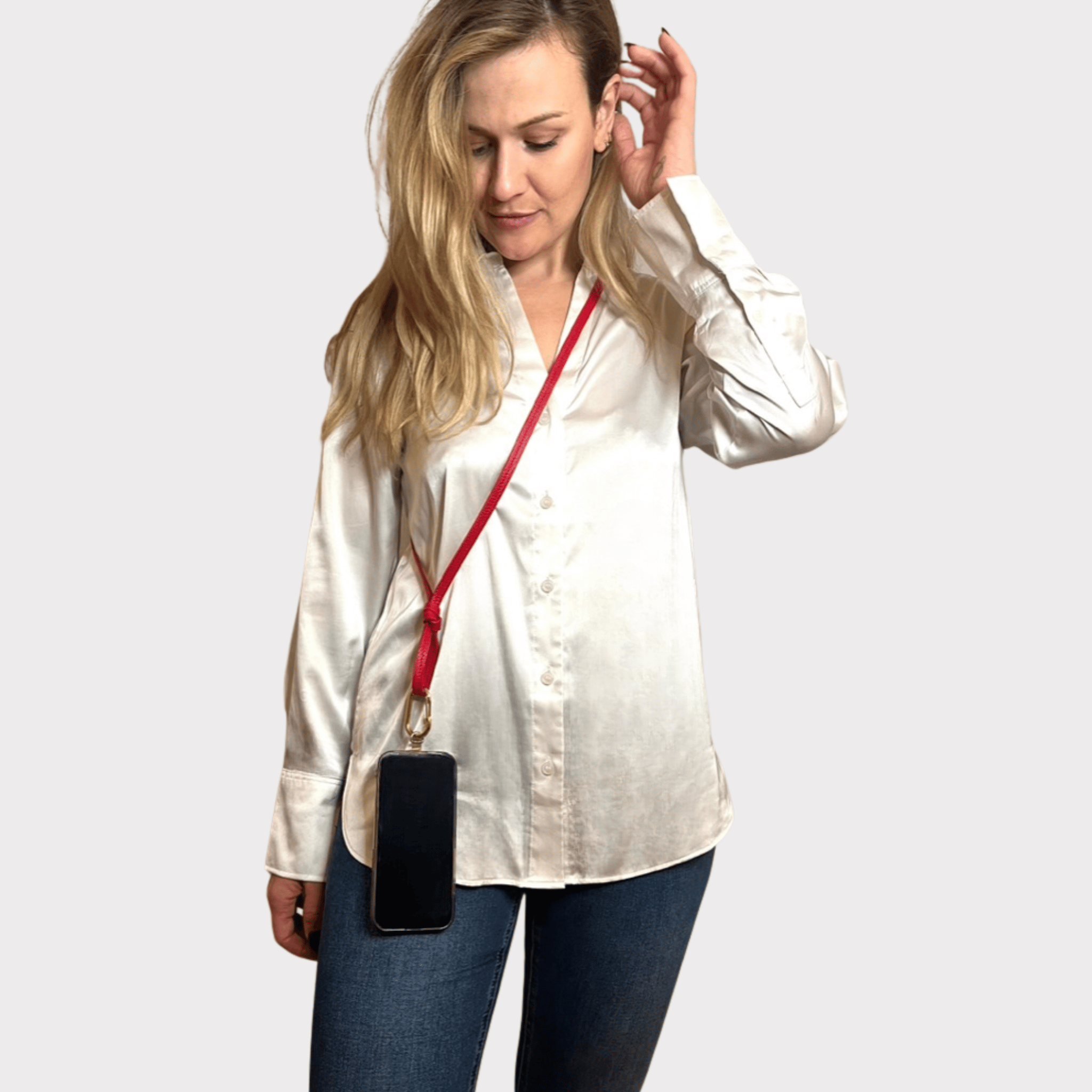 Rotes, flaches Lederhandyband mit Karabinerhaken, ideal für sicheren und stilvollen Transport von Handy, Schlüssel und Mini-Wallet.