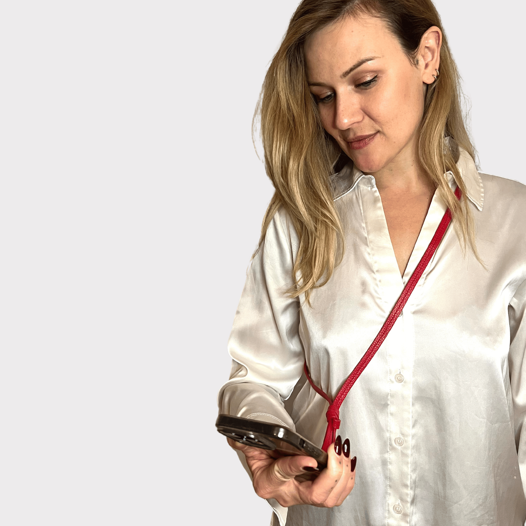 Rotes, flaches Lederhandyband mit Karabinerhaken, ideal für sicheren und stilvollen Transport von Handy, Schlüssel und Mini-Wallet.