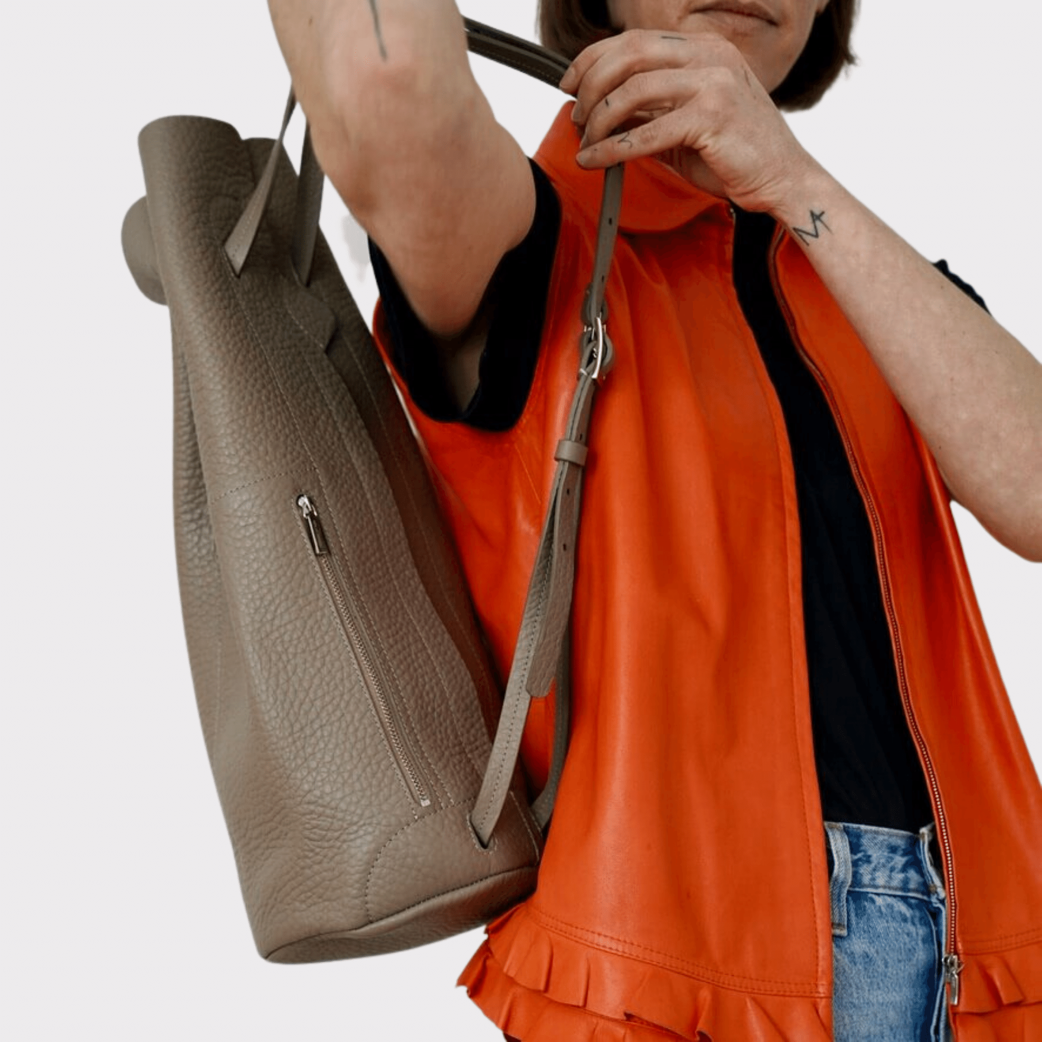 runder Taupe farbener Lederrucksack, Echtleder, Echt Leder Rucksack, Designer Rucksack Damen Taupe, Designer Rucksack für Damen, Leder Rucksack diebstahlsicher, Backpack taupe leather, genuine Leather
