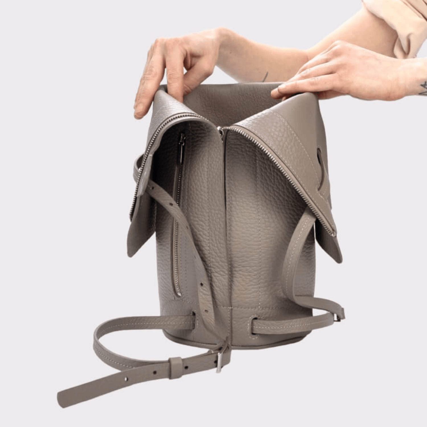 runder Taupe farbener Lederrucksack, Echtleder, Echt Leder Rucksack, Designer Rucksack Damen Taupe, Designer Rucksack für Damen, Leder Rucksack diebstahlsicher, Backpack taupe leather, genuine Leather , langer Reißverschluss YKK