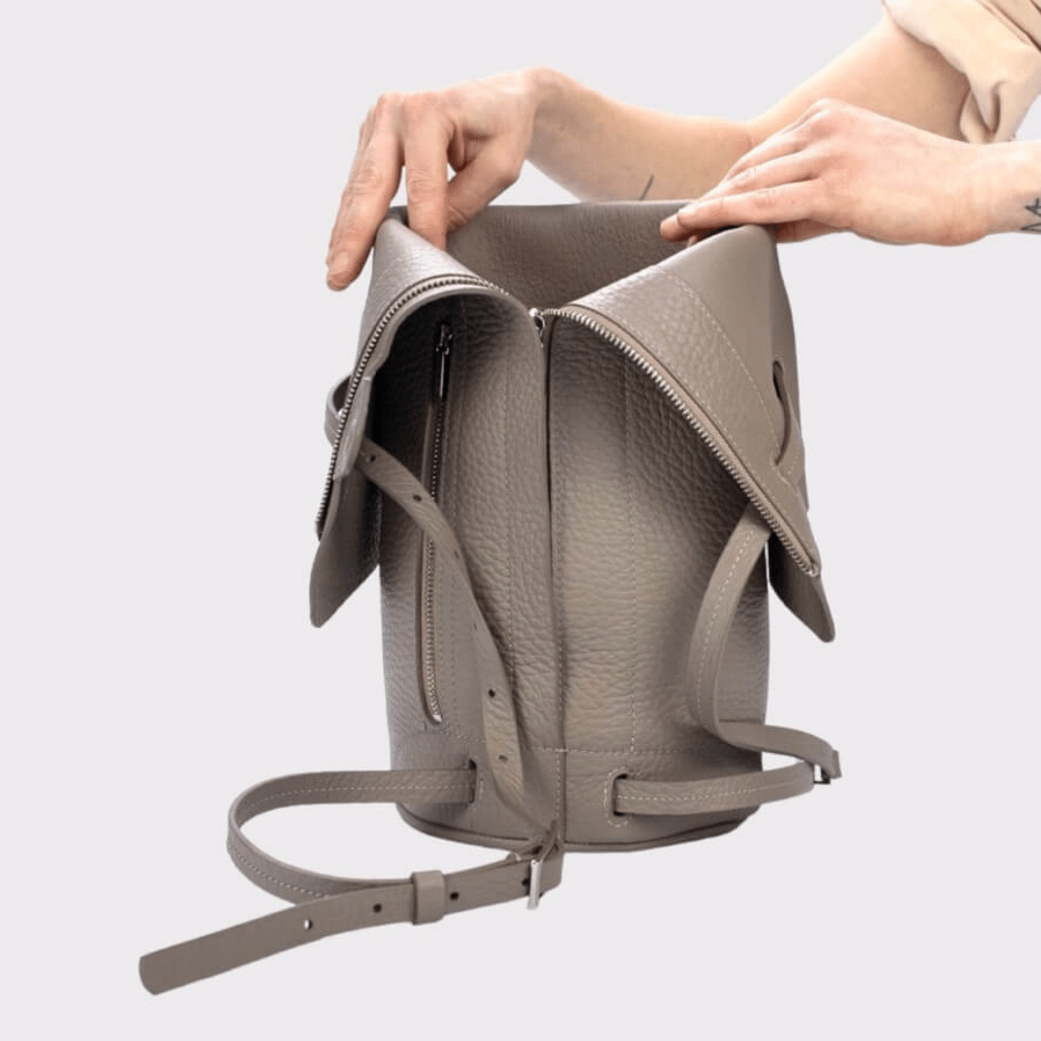 runder Taupe farbener Lederrucksack, Echtleder, Echt Leder Rucksack, Designer Rucksack Damen Taupe, Designer Rucksack für Damen, Leder Rucksack diebstahlsicher, Backpack taupe leather, genuine Leather , langer Reißverschluss YKK