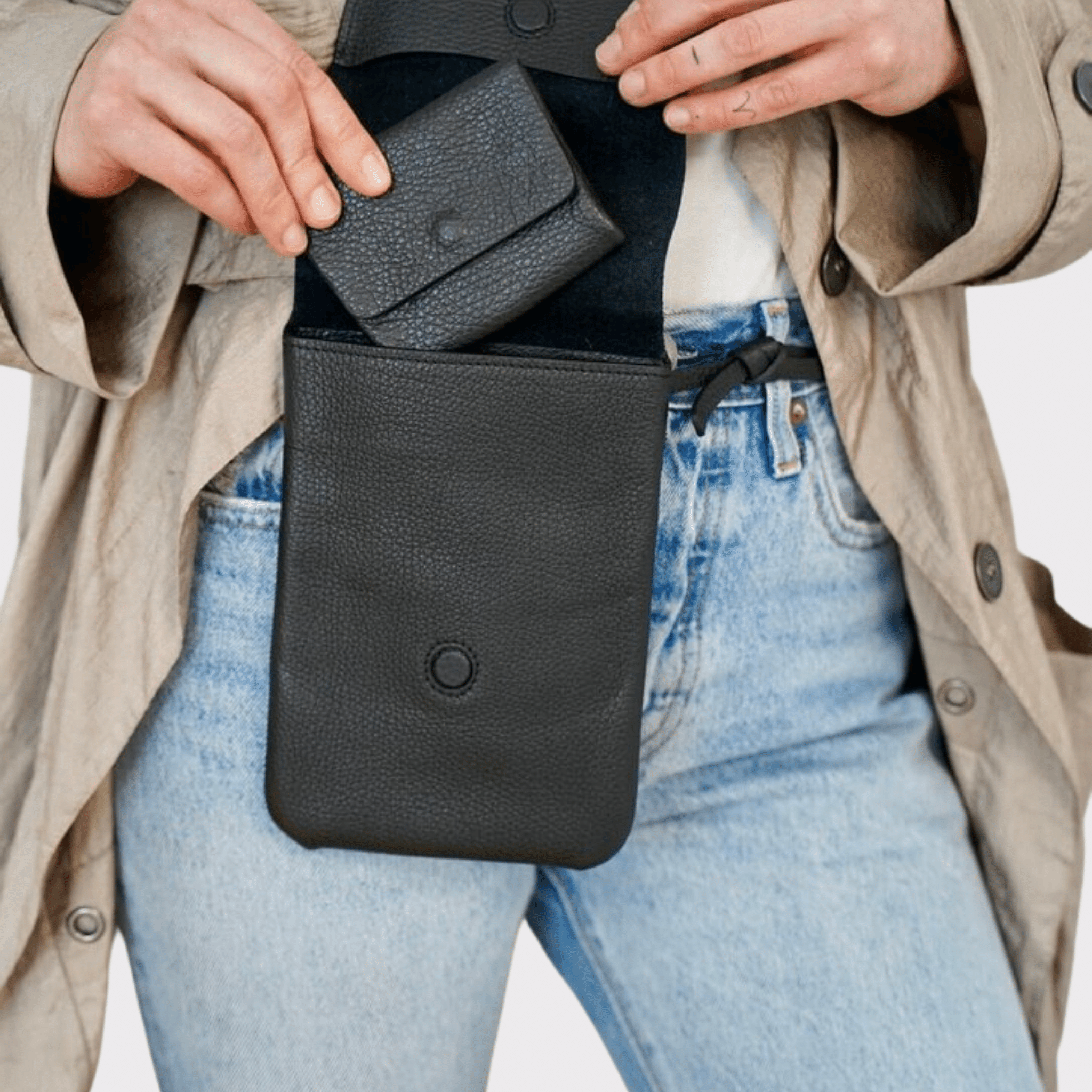 Belt bag Schwarz echt Leder - Handy Tasche zum umhängen Leder - Gürteltasche Schwarzes Leder - Umhängetasche - flache Minitasche - Ausgehtasche aus Echt Leder - Gürteltasche zum umhängen - Telefontasche - Telefon Tasche zum umhängen - Belt bag black leather - Phone bag fits every size - Belt bag + Mini Wallet