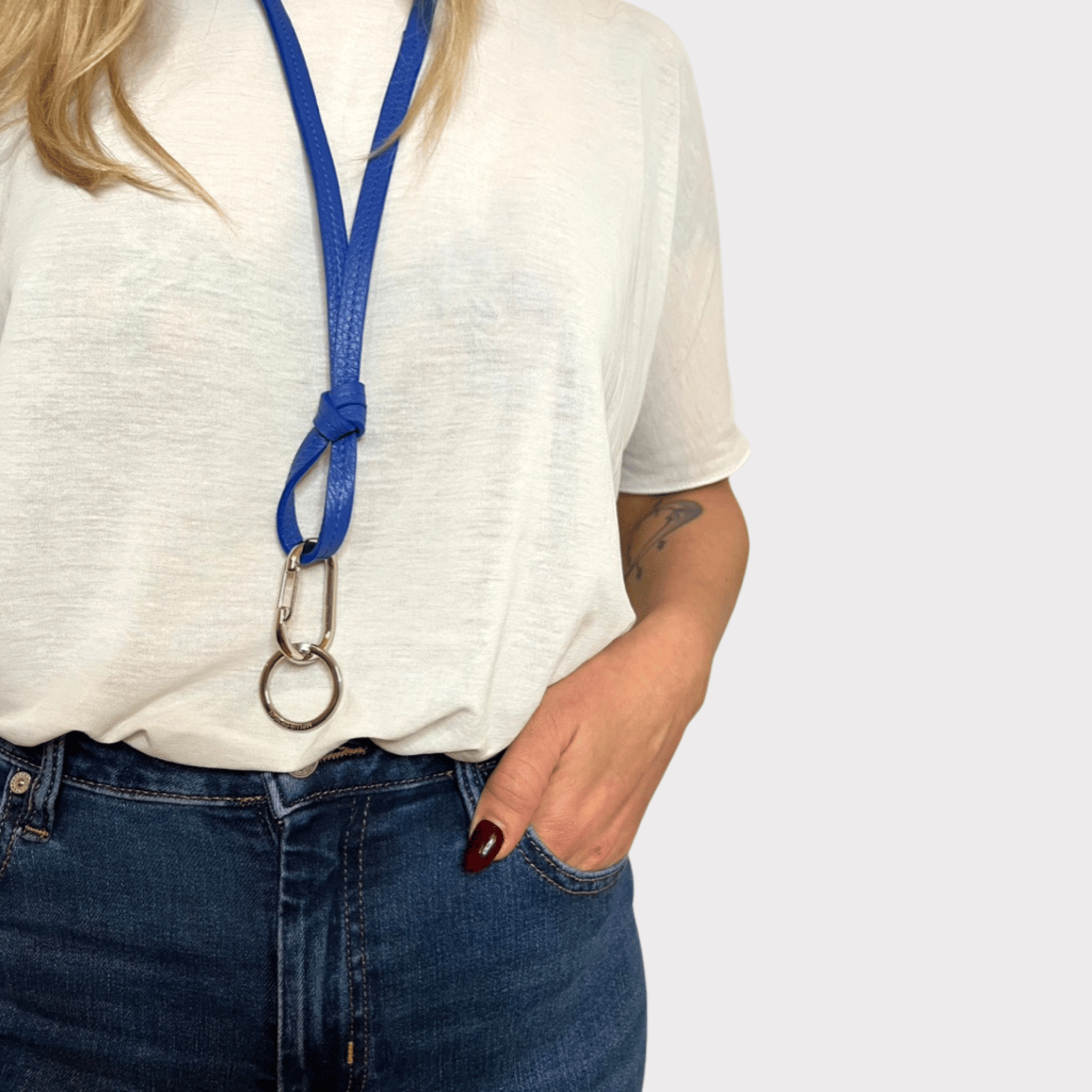 blaues, flaches Schlüsselband mit silbernem Karabiner zum tragen um den Hals oder um den Körper