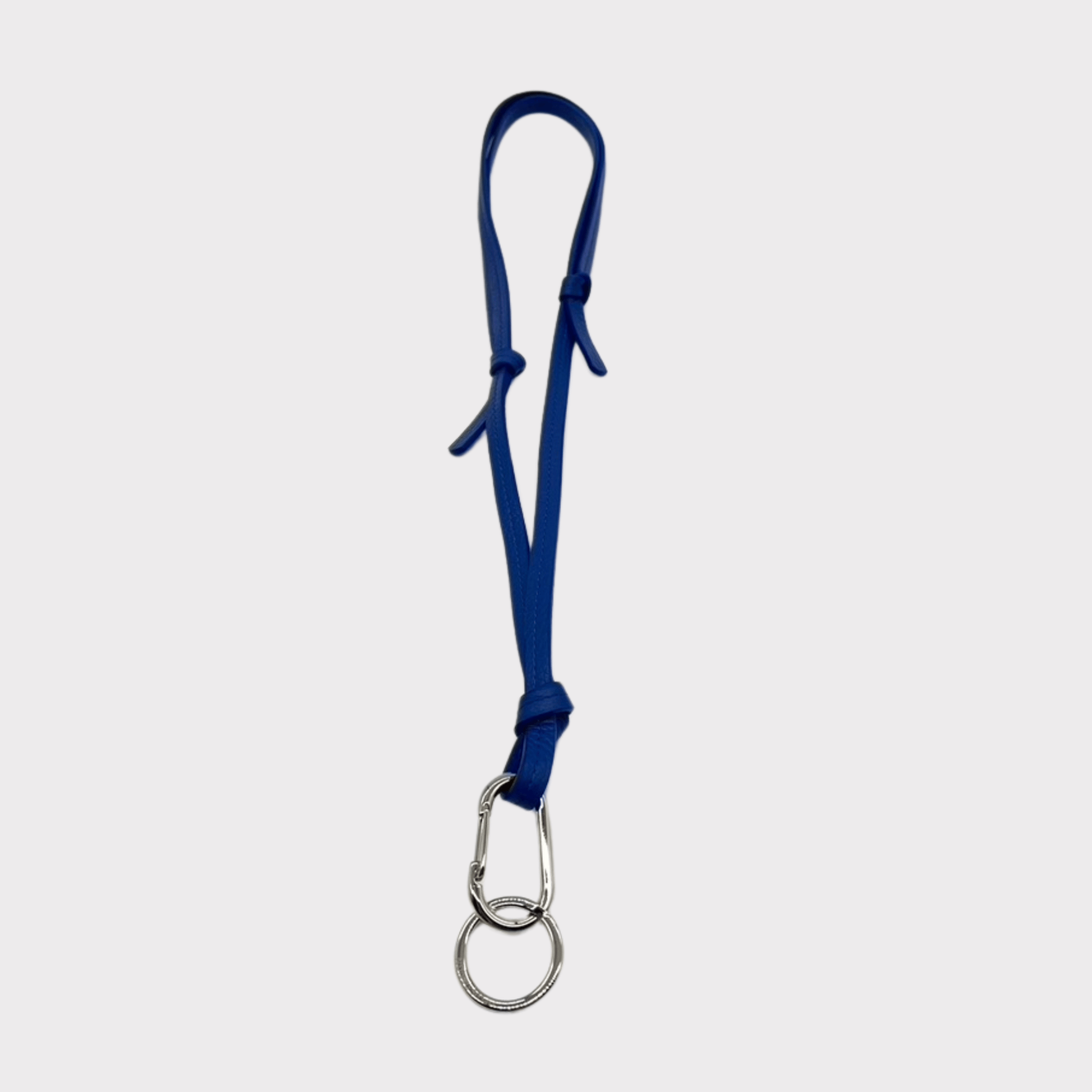 blaues, flaches Schlüsselband mit silbernem Karabiner.