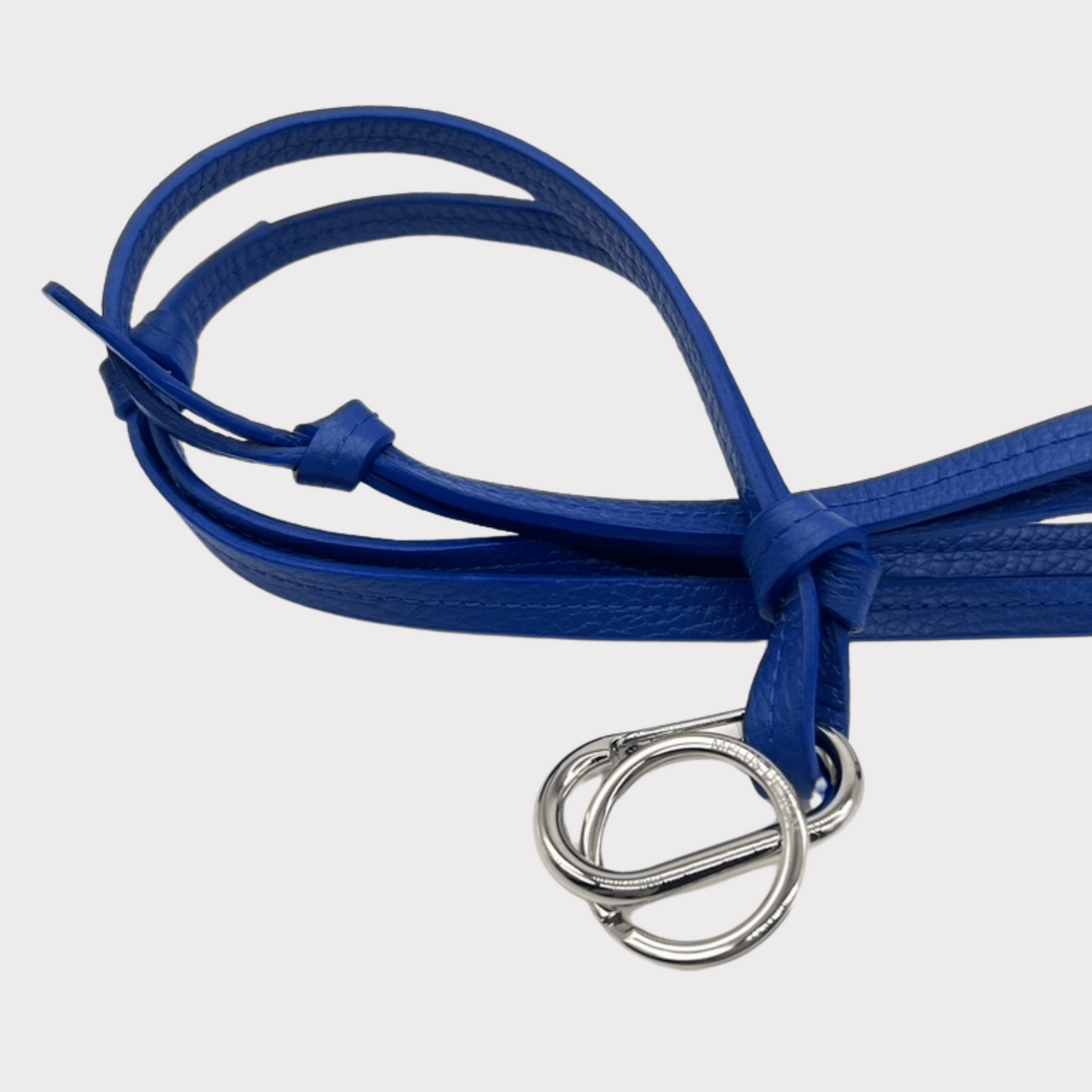 blaues, flaches Schlüsselband mit silbernem Karabiner.