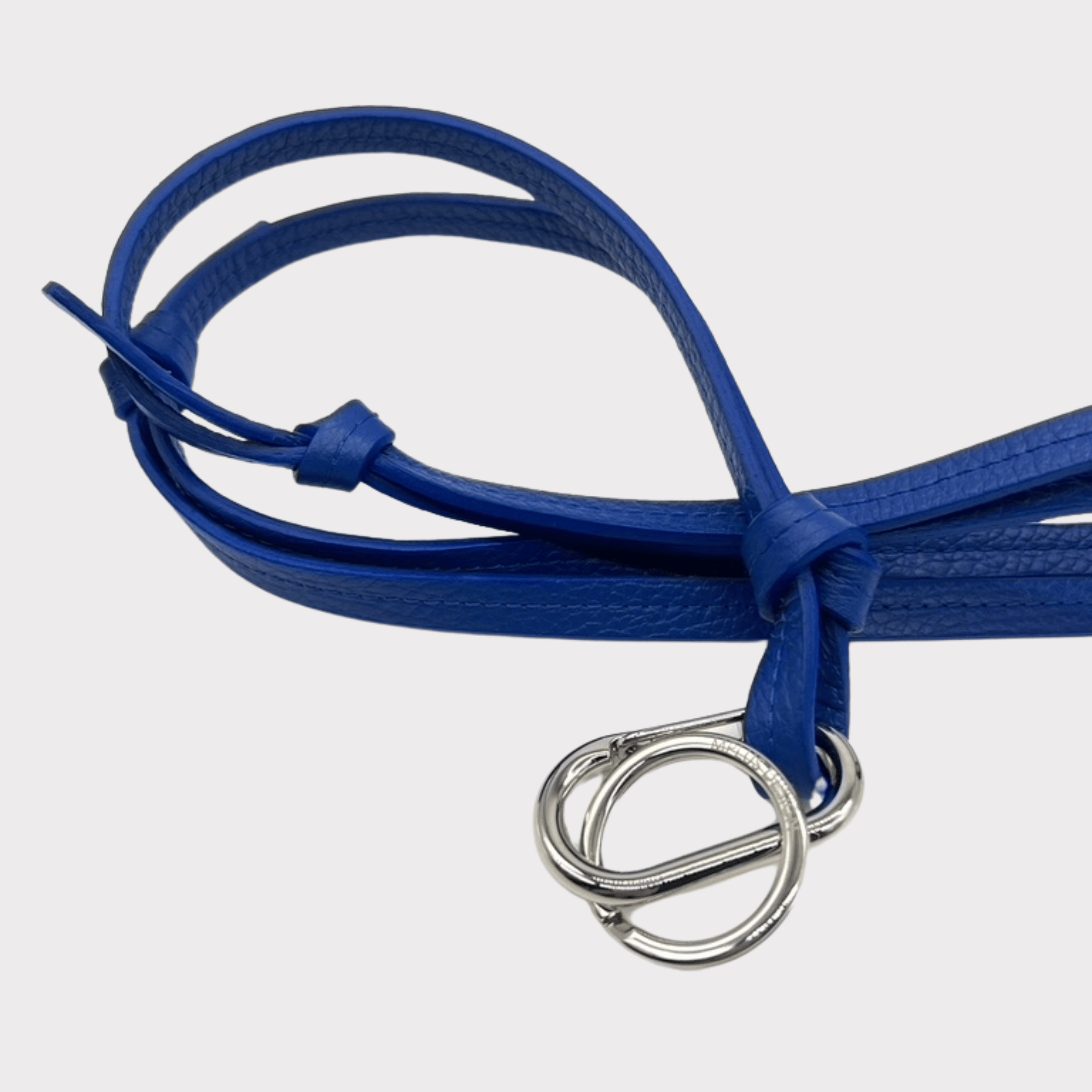 blaues, flaches Schlüsselband mit silbernem Karabiner.