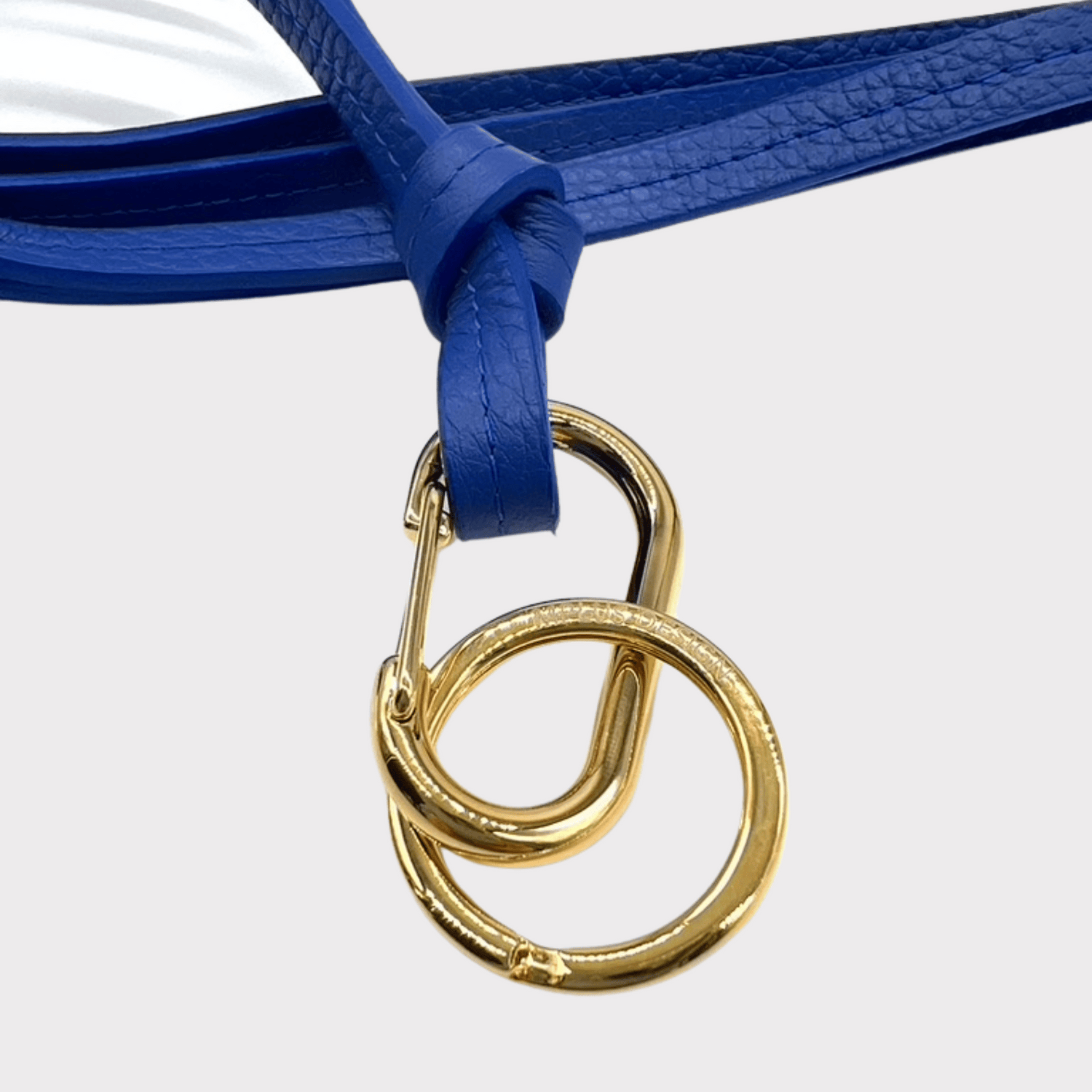 blaues, flaches Schlüsselband mit goldenem Karabiner.