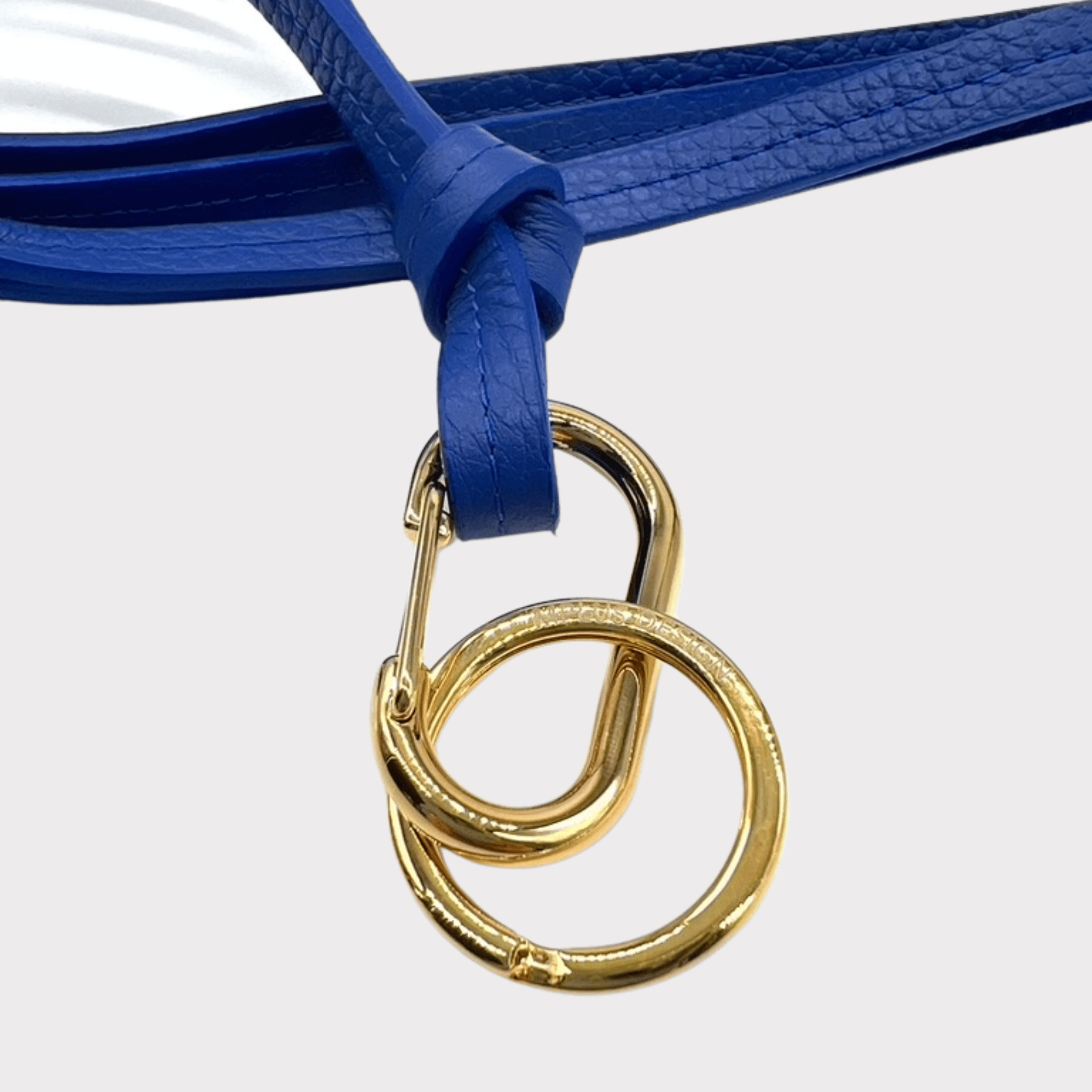blaues, flaches Schlüsselband mit goldenem Karabiner.