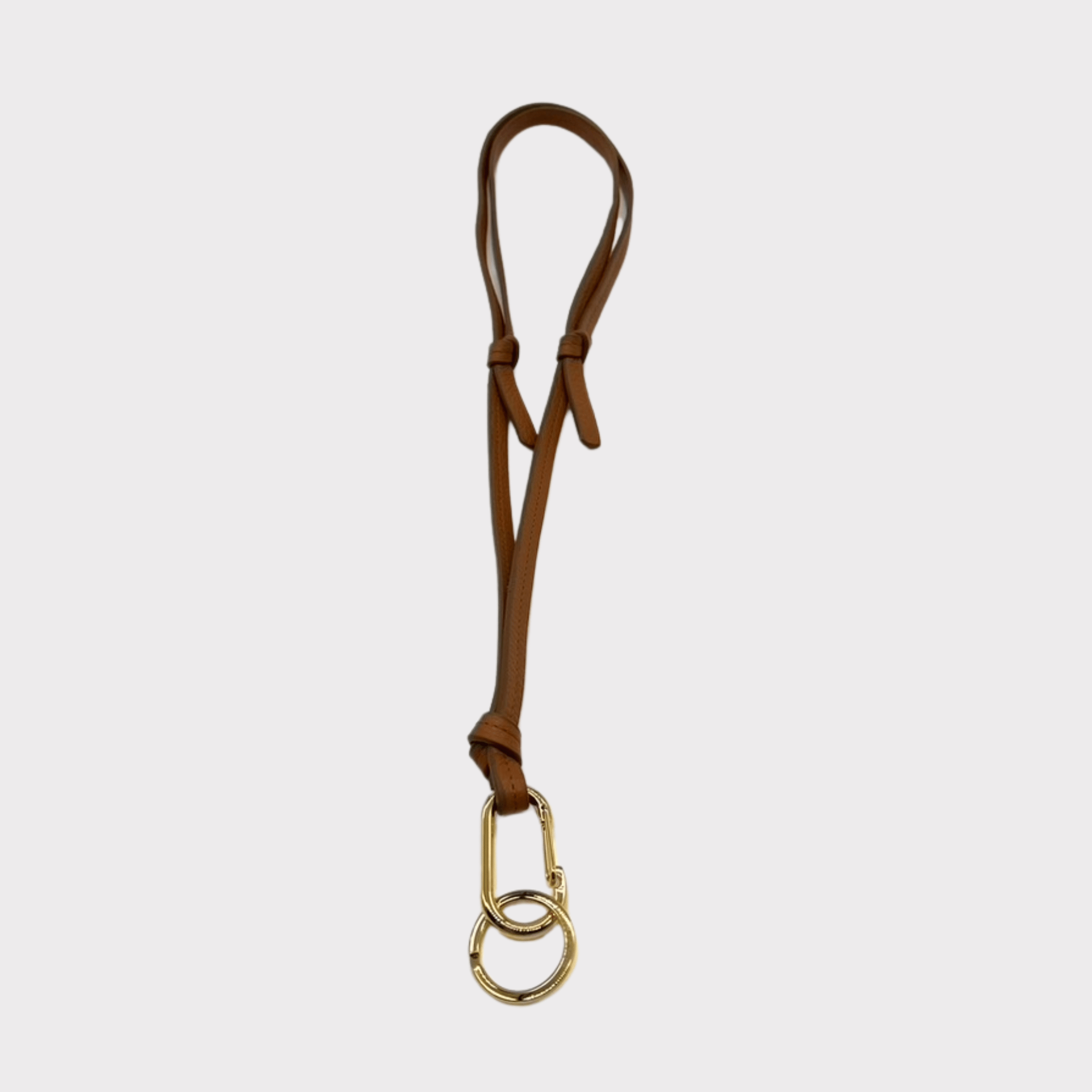 Braunes/cognacfarbenes Lederhandyband mit goldenem Karabinerhaken, stilvoll und praktisch für sicheren Transport von Handy, Schlüssel und Mini-Wallet.