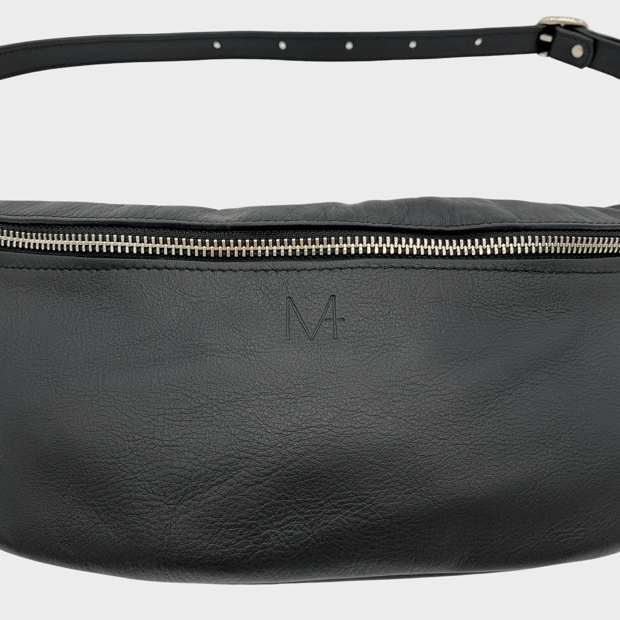 hip bag leder unisex - umhängetasche, hip bag damen leder, hip bag herren leder, minimalistisches design, nachhaltige ledertasche, bauchtasche damen leder elegant, bauchtasche damen leder schwarz, gürteltasche damen leder, gürteltasche Herren leder