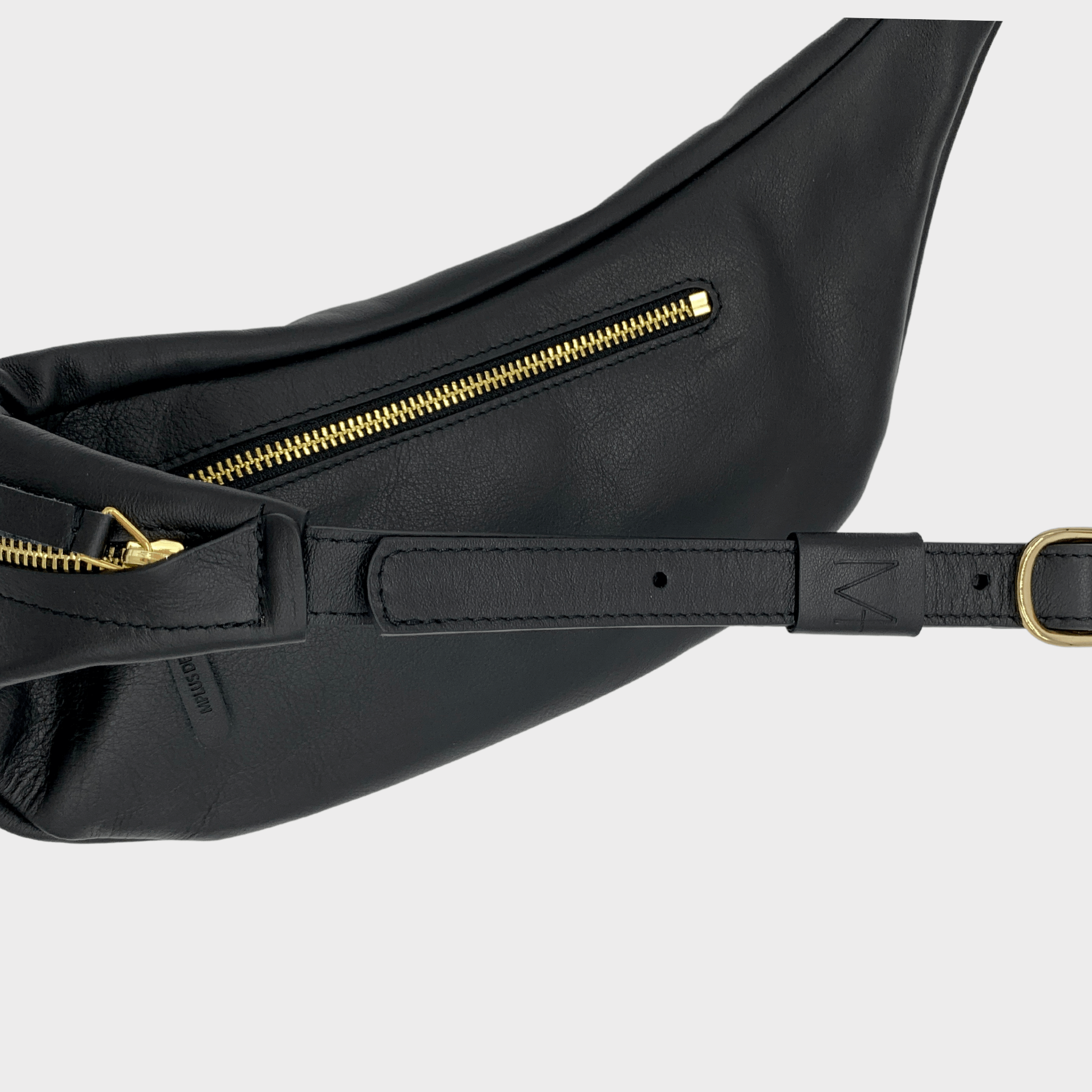 hip bag leder unisex - umhängetasche, hip bag damen leder, hip bag herren leder, minimalistisches design, nachhaltige ledertasche, bauchtasche damen leder elegant, bauchtasche damen leder schwarz, gürteltasche damen leder, gürteltasche Herren leder