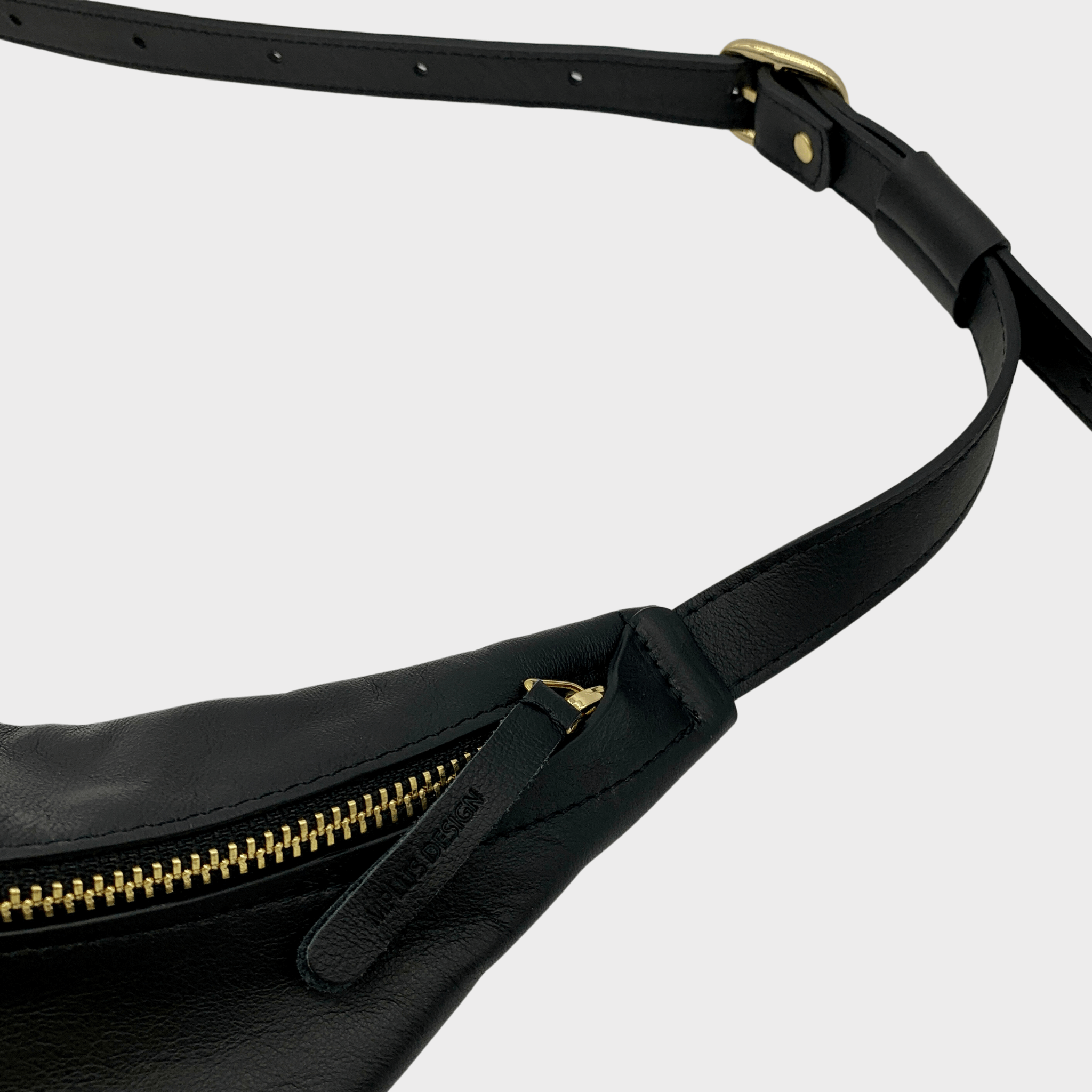 hip bag leder unisex - umhängetasche, hip bag damen leder, hip bag herren leder, minimalistisches design, nachhaltige ledertasche, bauchtasche damen leder elegant, bauchtasche damen leder schwarz, gürteltasche damen leder, gürteltasche Herren leder