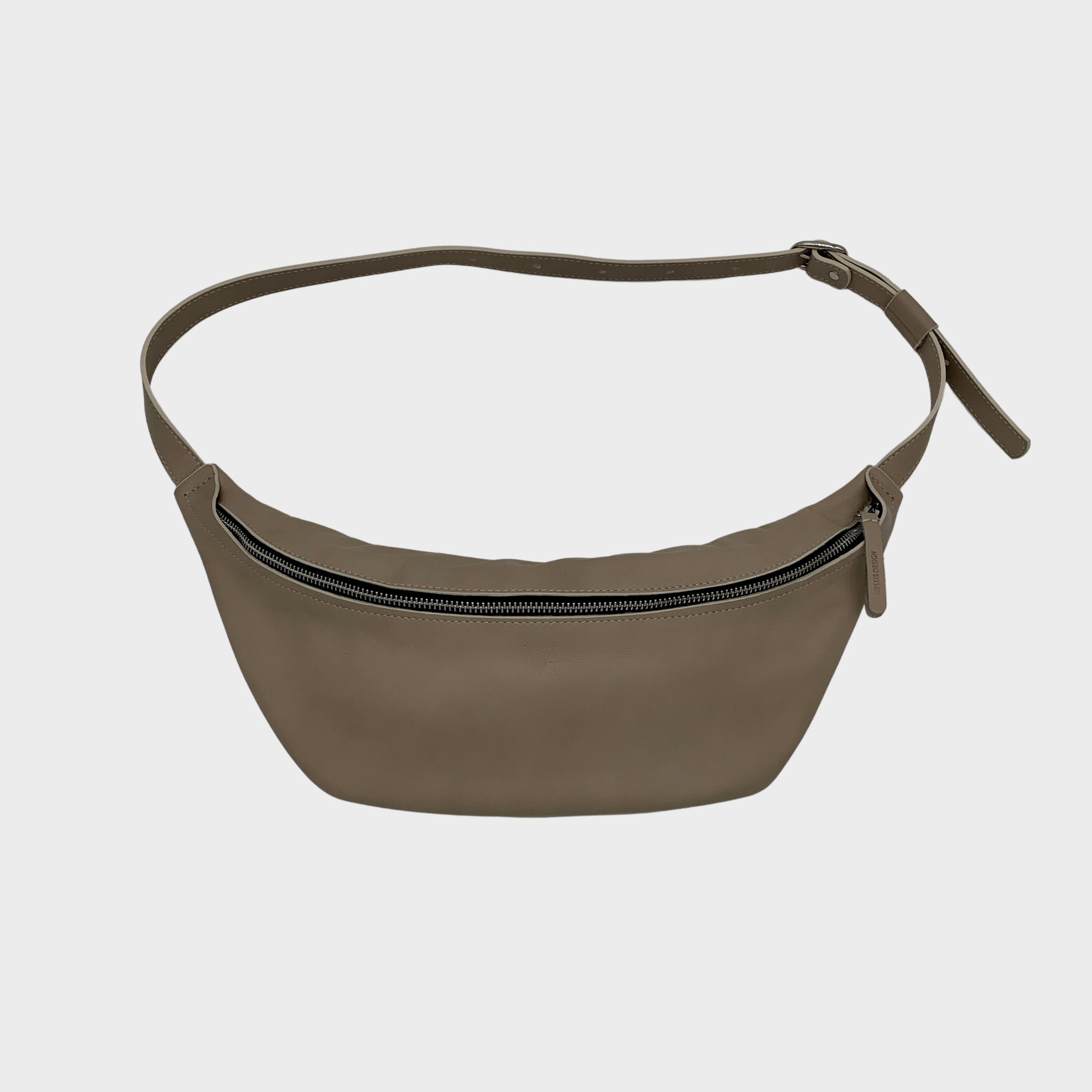 hip bag taupe leder unisex - umhängetasche, hip bag damen leder, hip bag herren leder, minimalistisches design, nachhaltige ledertasche, bauchtasche damen leder elegant, bauchtasche damen leder taupe, gürteltasche damen leder, gürteltasche Herren leder