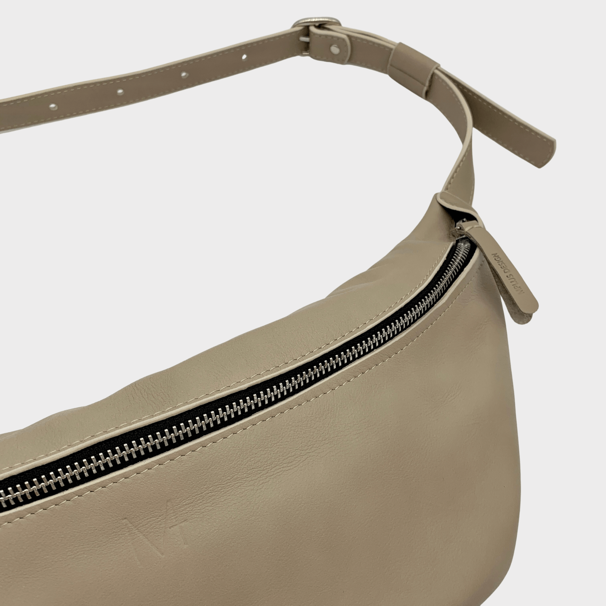 hip bag taupe leder unisex - umhängetasche, hip bag damen leder, hip bag herren leder, minimalistisches design, nachhaltige ledertasche, bauchtasche damen leder elegant, bauchtasche damen leder taupe, gürteltasche damen leder, gürteltasche Herren leder