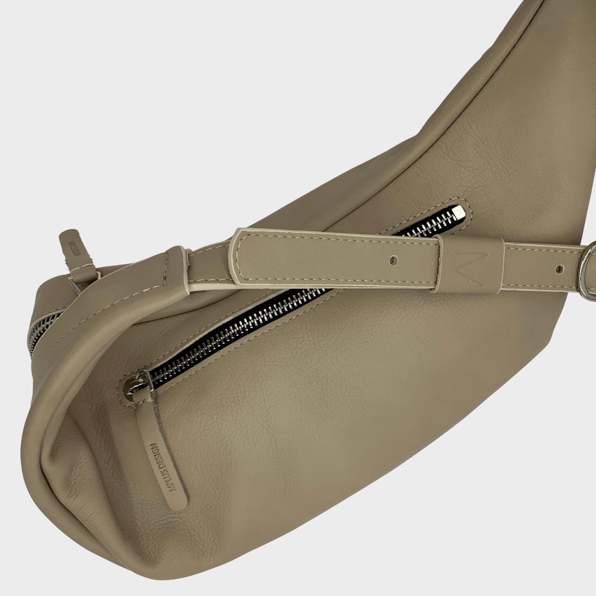 hip bag taupe leder unisex - umhängetasche, hip bag damen leder, hip bag herren leder, minimalistisches design, nachhaltige ledertasche, bauchtasche damen leder elegant, bauchtasche damen leder taupe, gürteltasche damen leder, gürteltasche Herren leder