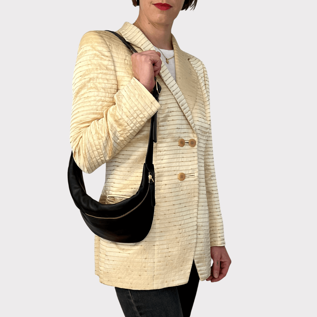 hip bag leder unisex - umhängetasche, hip bag damen leder, hip bag herren leder, minimalistisches design, nachhaltige ledertasche, bauchtasche damen leder elegant, bauchtasche damen leder schwarz, gürteltasche damen leder, gürteltasche Herren leder