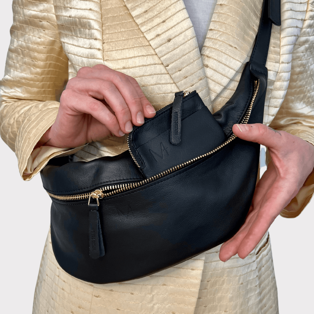 hip bag leder unisex - umhängetasche, hip bag damen leder, hip bag herren leder, minimalistisches design, nachhaltige ledertasche, bauchtasche damen leder elegant, bauchtasche damen leder schwarz, gürteltasche damen leder, gürteltasche Herren leder mit passendem Mini Wallet, Münzgeldbeutel