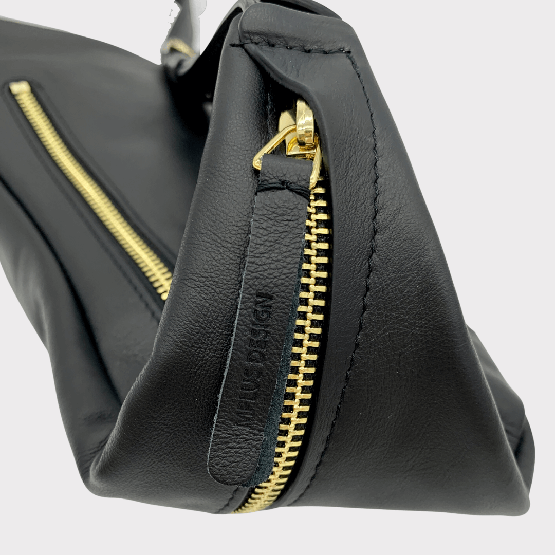 hip bag leder unisex - umhängetasche, hip bag damen leder, hip bag herren leder, minimalistisches design, nachhaltige ledertasche, bauchtasche damen leder elegant, bauchtasche damen leder schwarz, gürteltasche damen leder, gürteltasche Herren leder