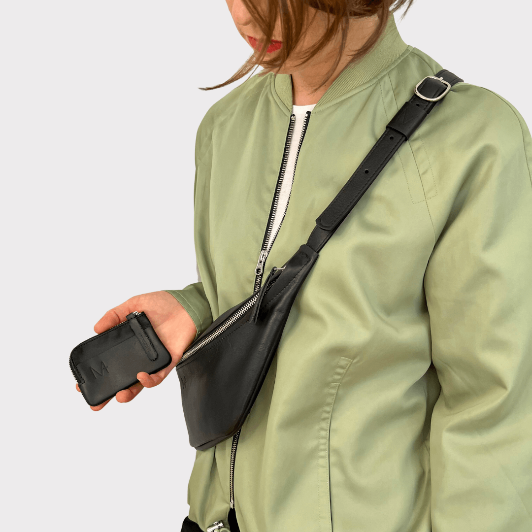 hip bag leder unisex, Hipbag damen, Hipbag schwarz leder, Umhängetasche leder, hip bag damen leder, hip bag herren leder, minimalistisches design, nachhaltige ledertasche, bauchtasche damen leder elegant, bauchtasche damen leder schwarz, gürteltasche damen leder, gürteltasche Herren leder mit passendem Mini Wallet