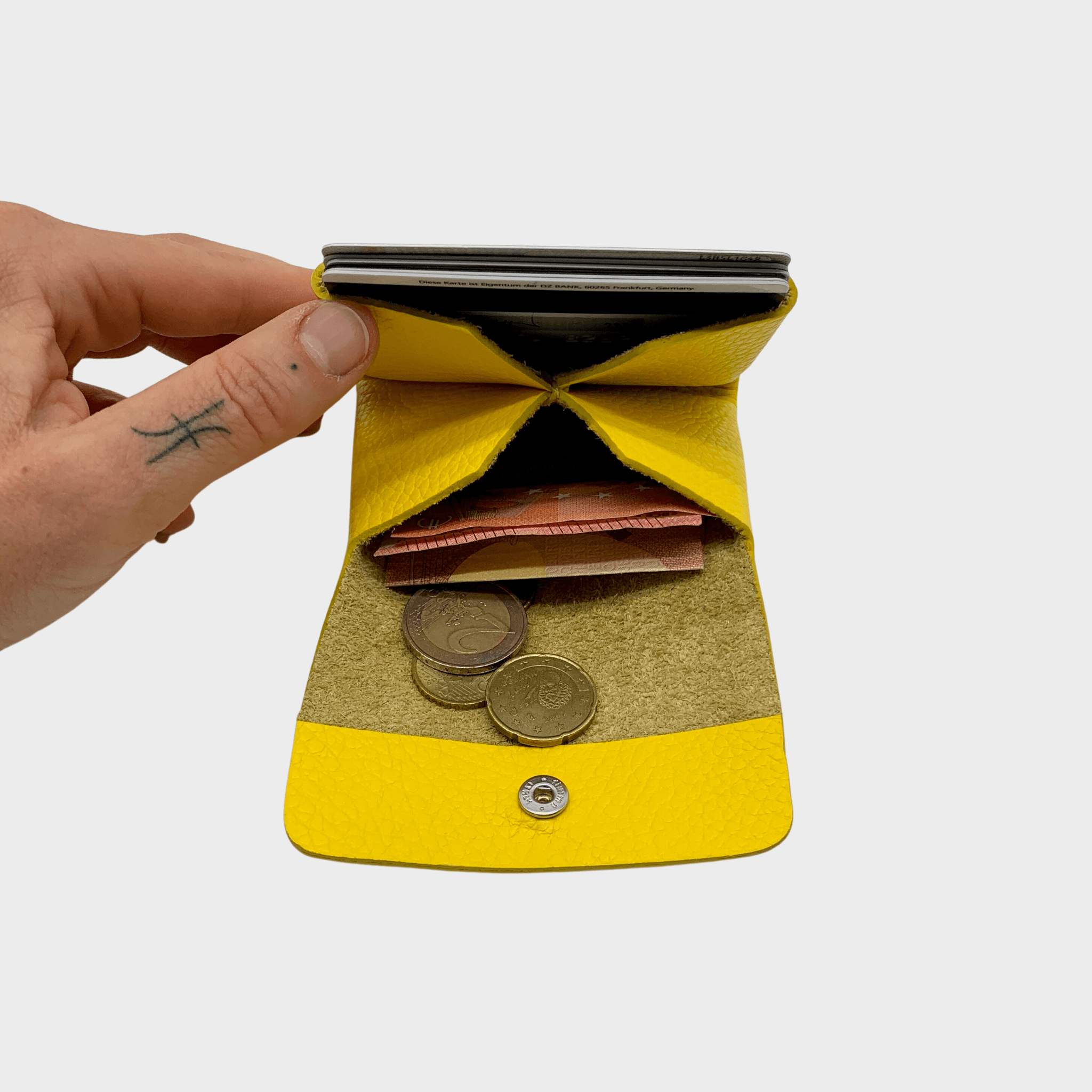 Gelbe echt Leder Geldbörse, Kleiner Geldbeutel, Kartenetui, Mini Portemonnaie, Karten- und Geldfächer, Münzfach, Schnappring und Label, designed in Berlin