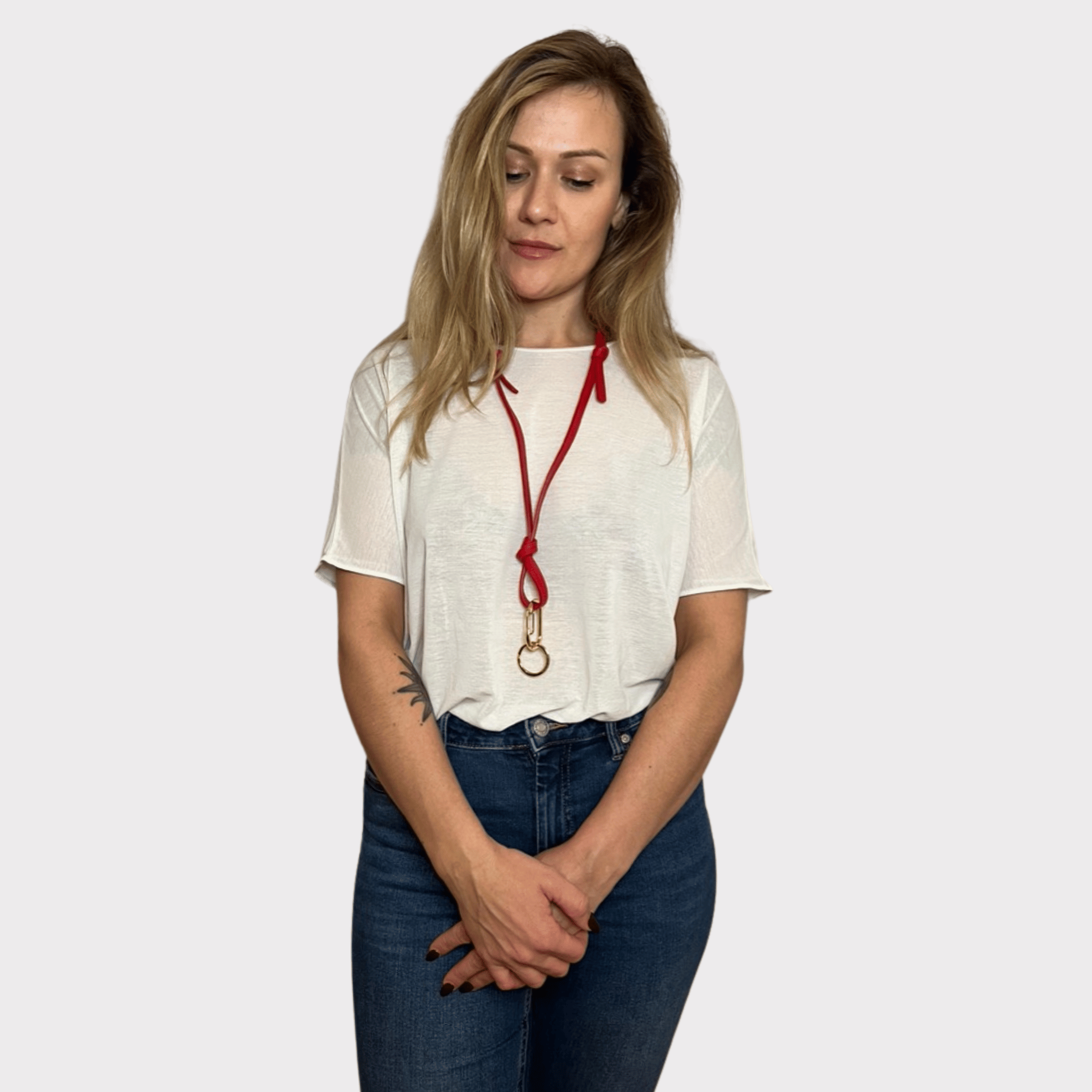 Hochwertiges rotes, flaches Leder-Schlüsselband, das auch als Crossbody-Tragegurt genutzt werden kann. Es verfügt über einen Karabinerhaken, an dem ein Mini-Wallet, Schlüssel und Handy sicher befestigt werden können. Ein stilvolles und praktisches Accessoire für unterwegs.
