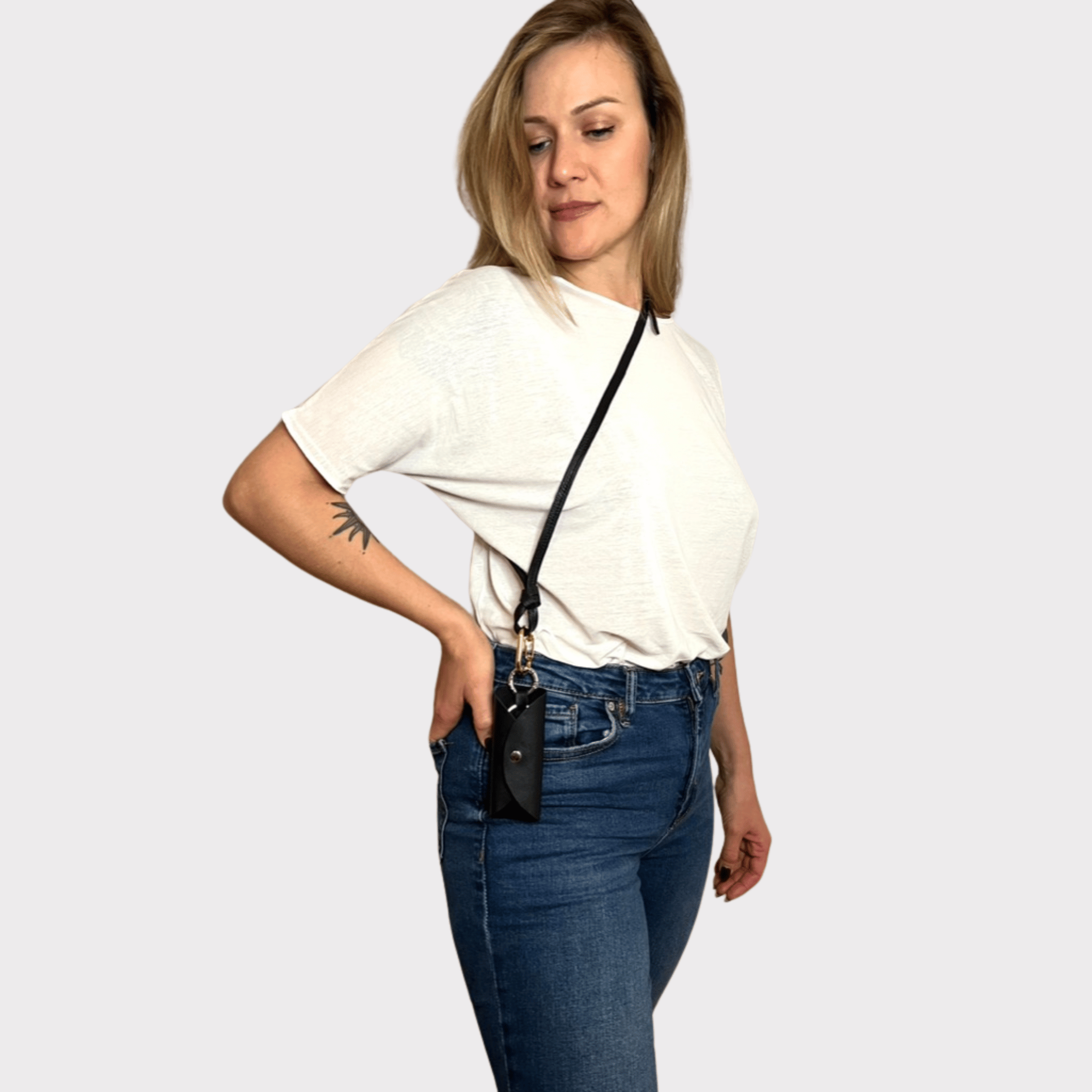 Hochwertiges schwarzes Leder-Schlüsselband, das auch als Crossbody-Tragegurt verwendet werden kann. Es ist mit einem Karabinerhaken ausgestattet, an dem ein Schlüssel sicher befestigt werden kann. Das stilvolle und praktische Accessoire ist ideal für unterwegs.