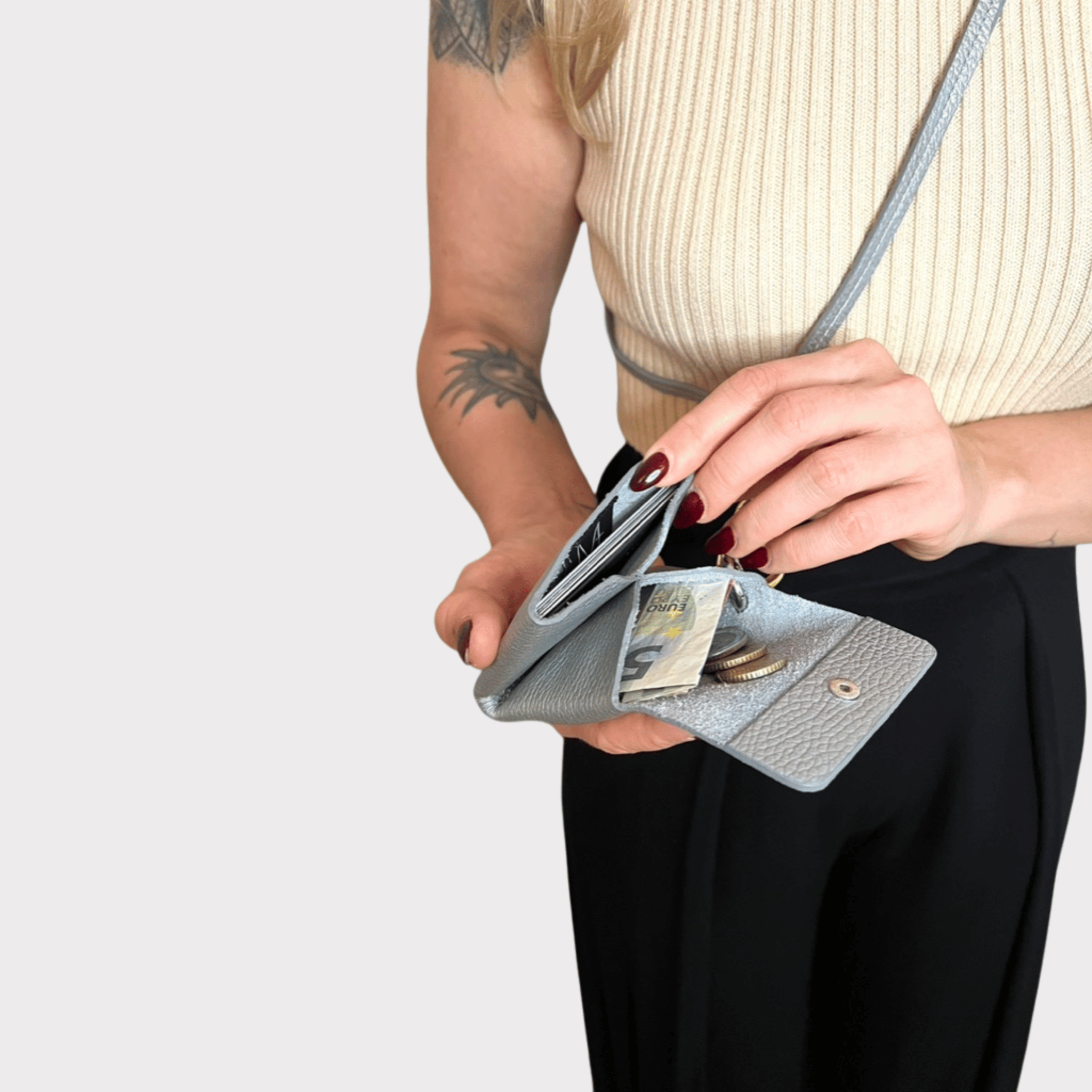 Silbernes Leder Mini Wallet Lanyard – Unisex Geldbeutel zum Umhängen, praktisches und stilvolles Lederportemonnaie für sicheren und bequemen Transport Ihrer wichtigsten Karten und Bargeld. Mini Geldbörse zum umhängen