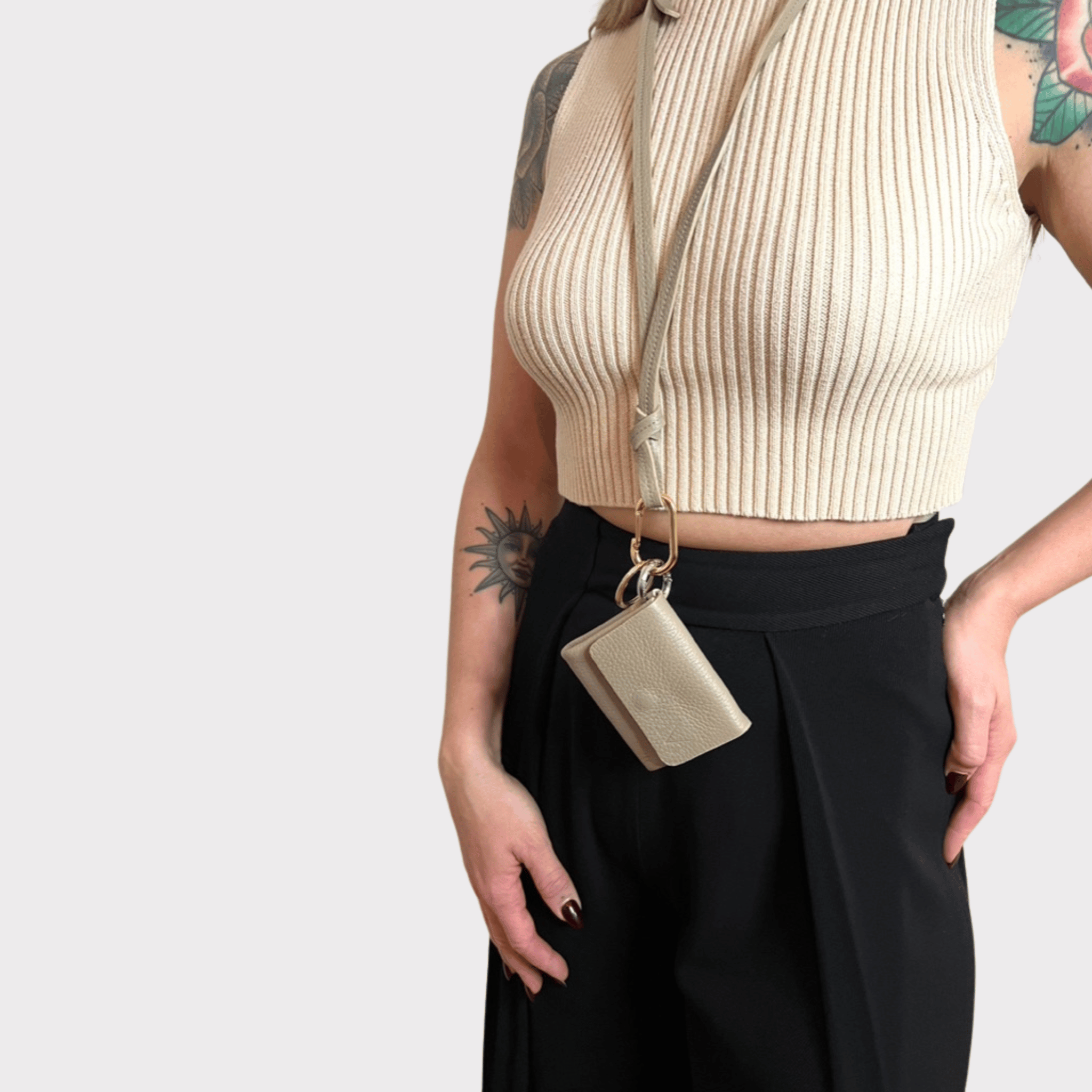 Taupe Leder Mini Wallet Lanyard – Unisex Geldbeutel zum Umhängen, praktisches und stilvolles Lederportemonnaie für sicheren und bequemen Transport Ihrer wichtigsten Karten und Bargeld.