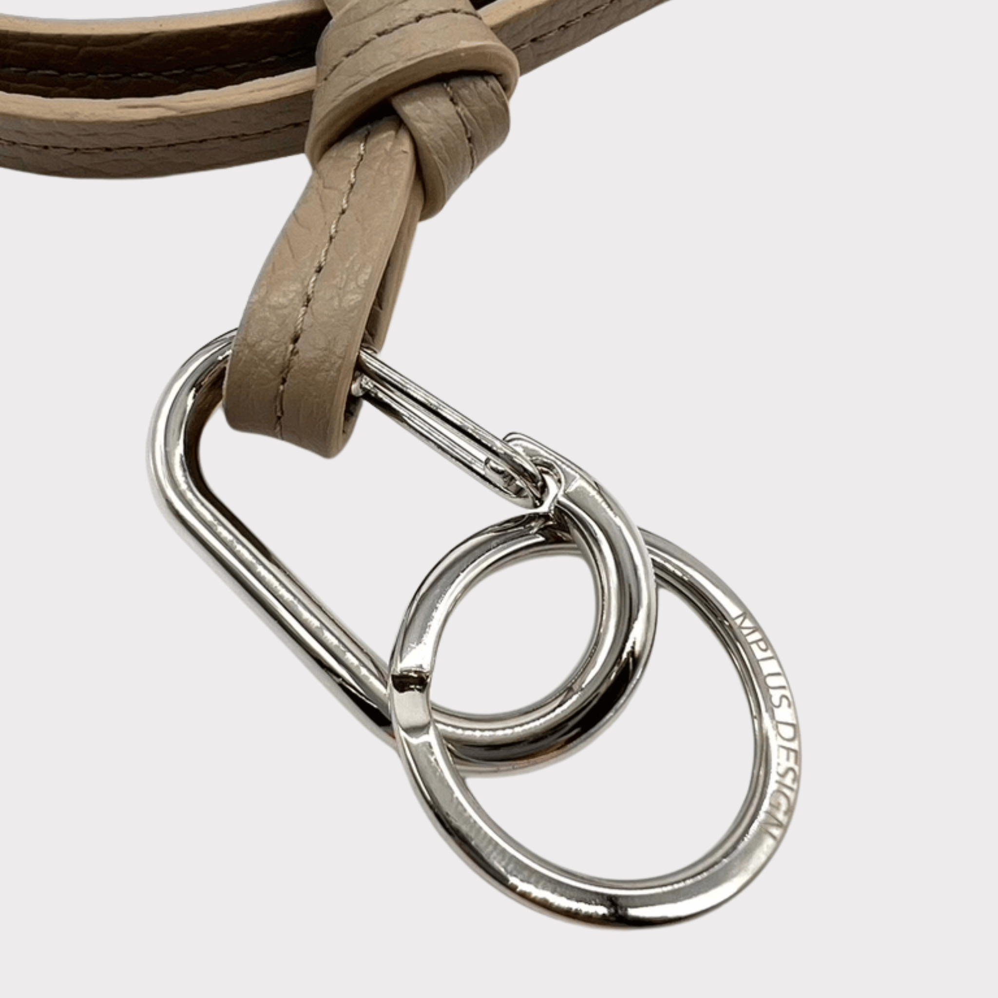 hochwertiges, flaches LederSchlüsselband mit silber Karabiner und Schlüsselring mit Logo Prägung