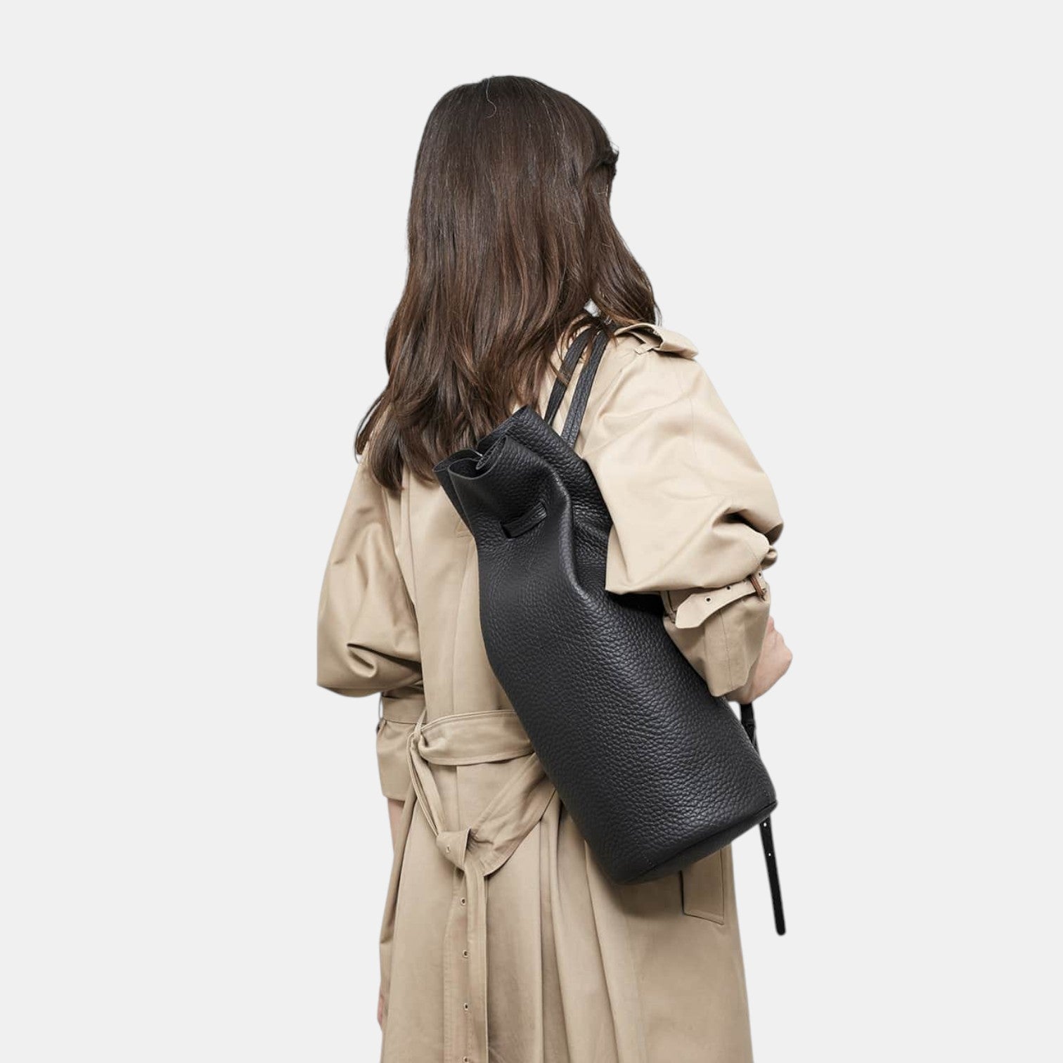 Schwarzer Leder Rucksack Damen rund minimalistisch – hochwertiger Backpack aus genarbtem Leder getragen