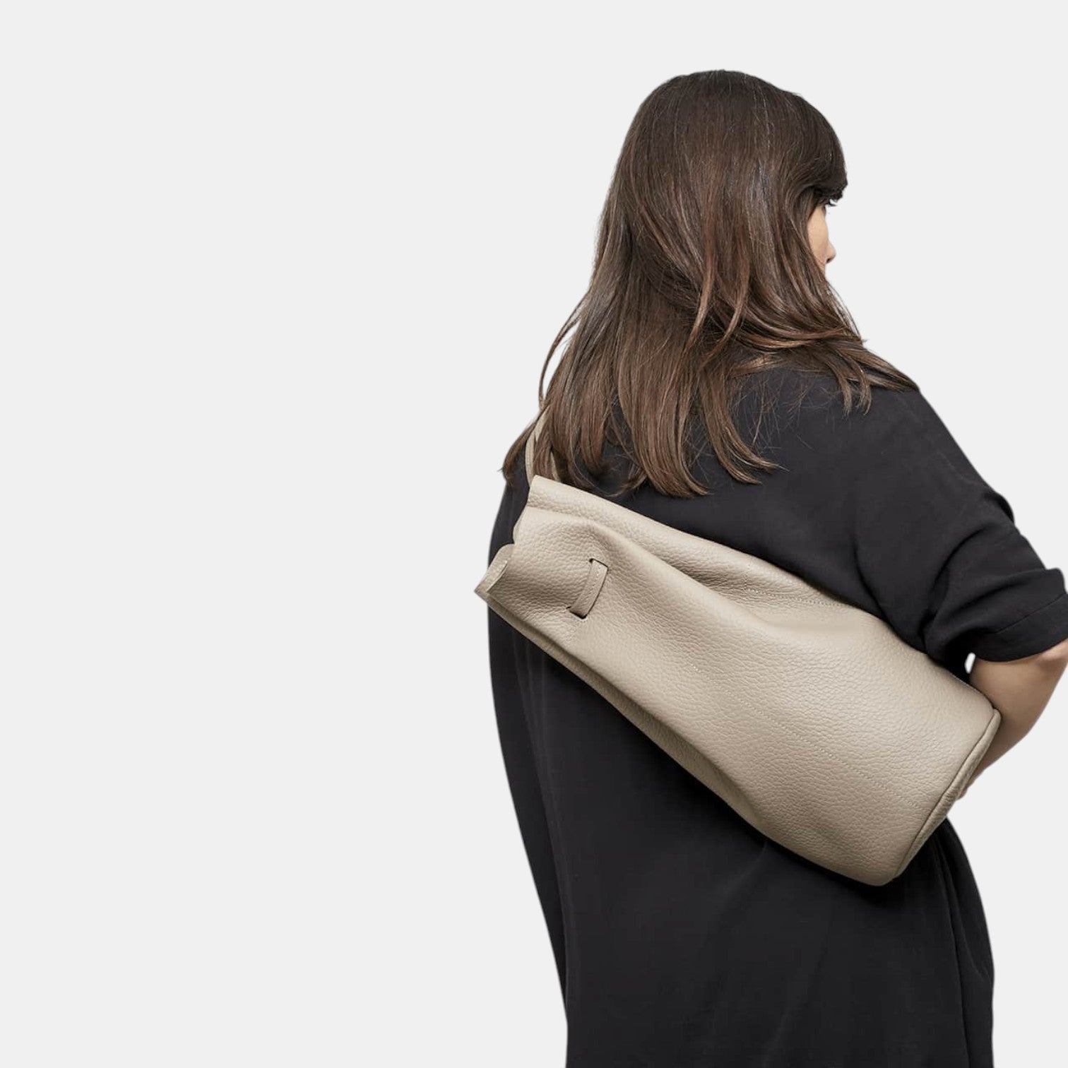 Taupe Leder Rucksack Damen rund minimalistisch – hochwertiger Backpack aus genarbtem Leder crossbody getragen