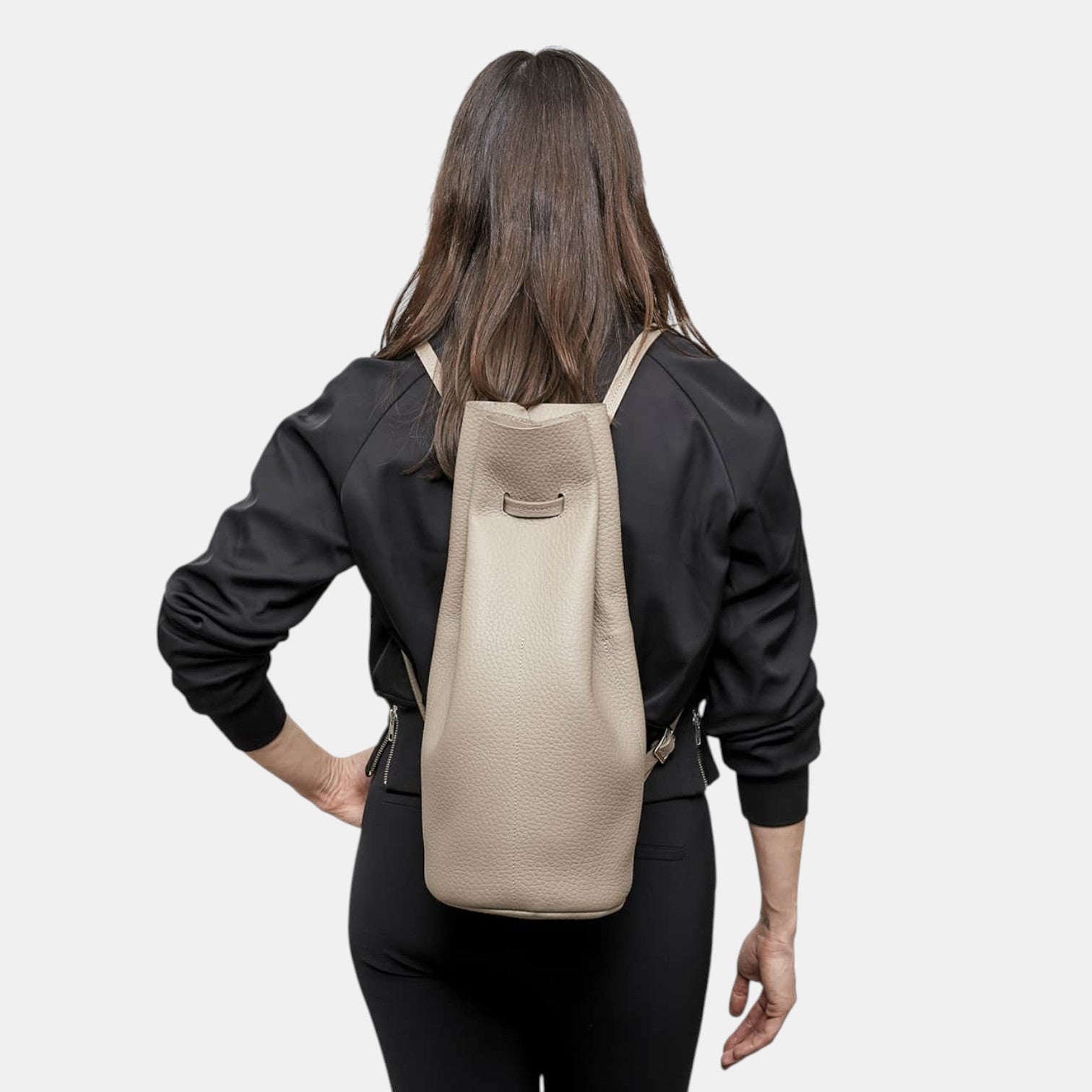 Taupe Leder Rucksack Damen rund minimalistisch – hochwertiger Backpack aus genarbtem Leder getragen