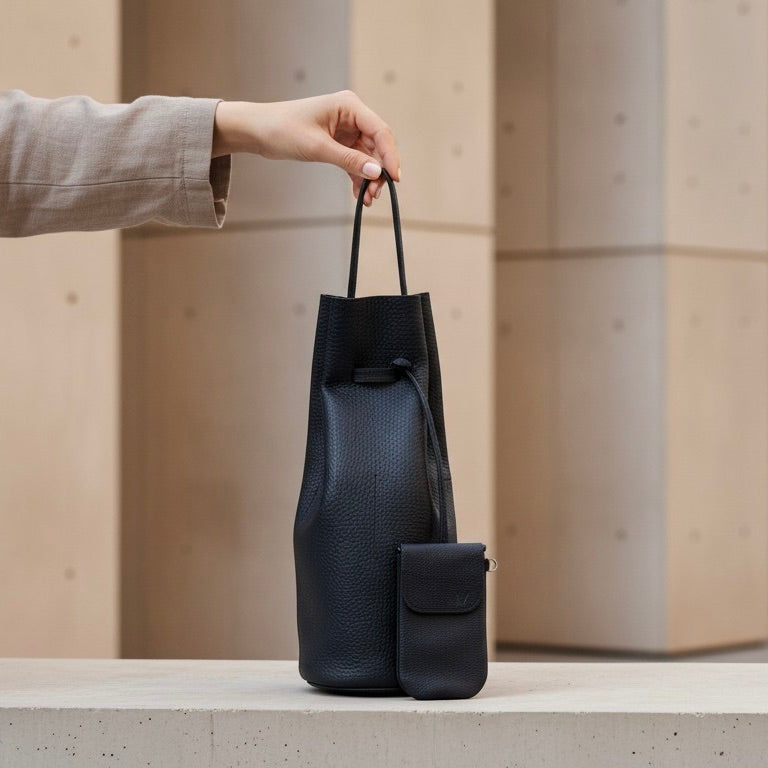 Minimalistischer Leder Rucksack schwarz mit passender Handytasche – hochwertiges Set aus genarbtem Leder