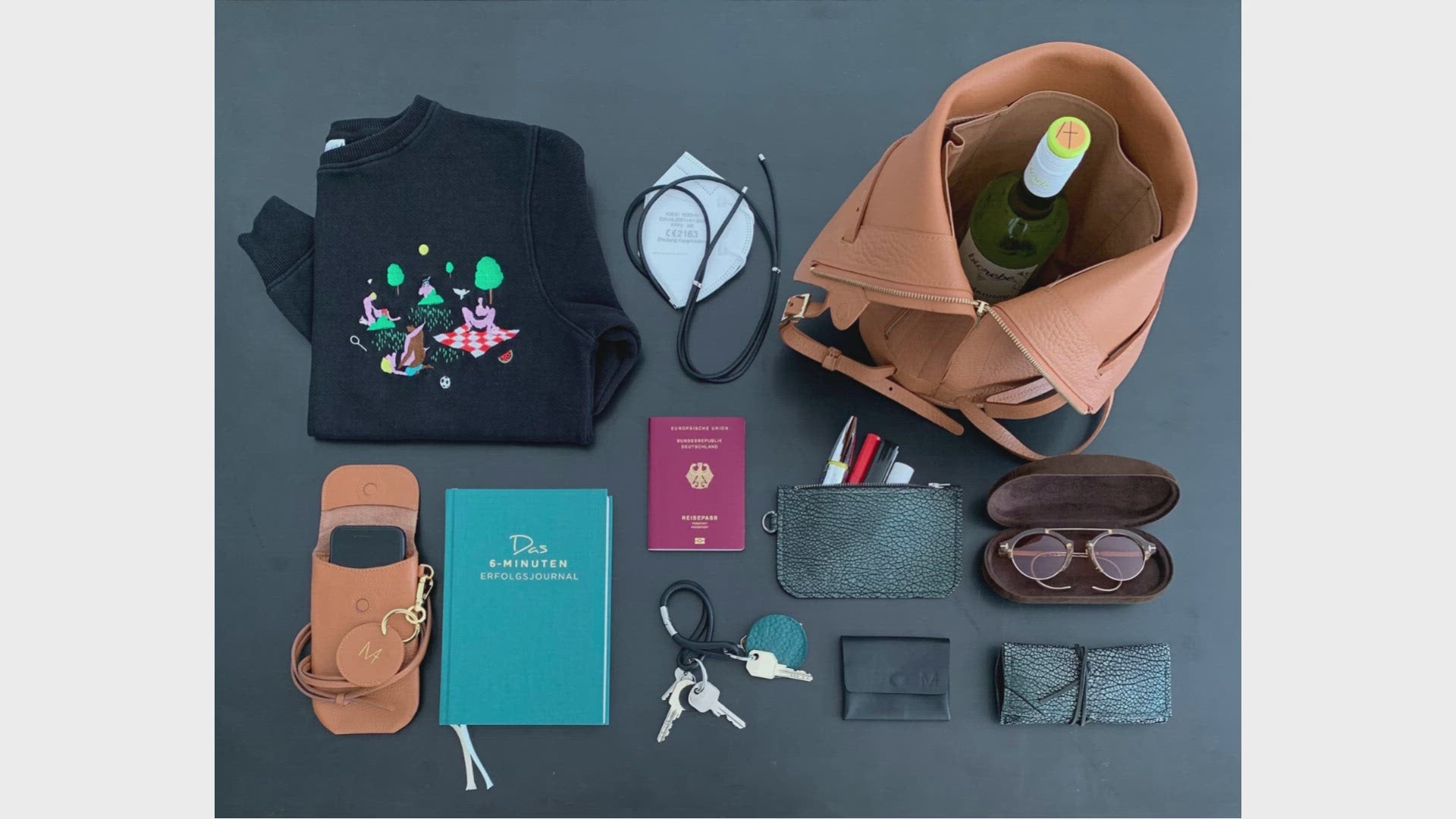 runder Lederrucksack wird gepackt, cognac Echtleder Designerrucksack