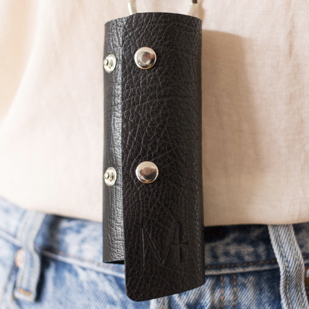 Key Cover Schlüsselhülle Schwarzes Leder Schlüsselanhänger Karabiner Silber