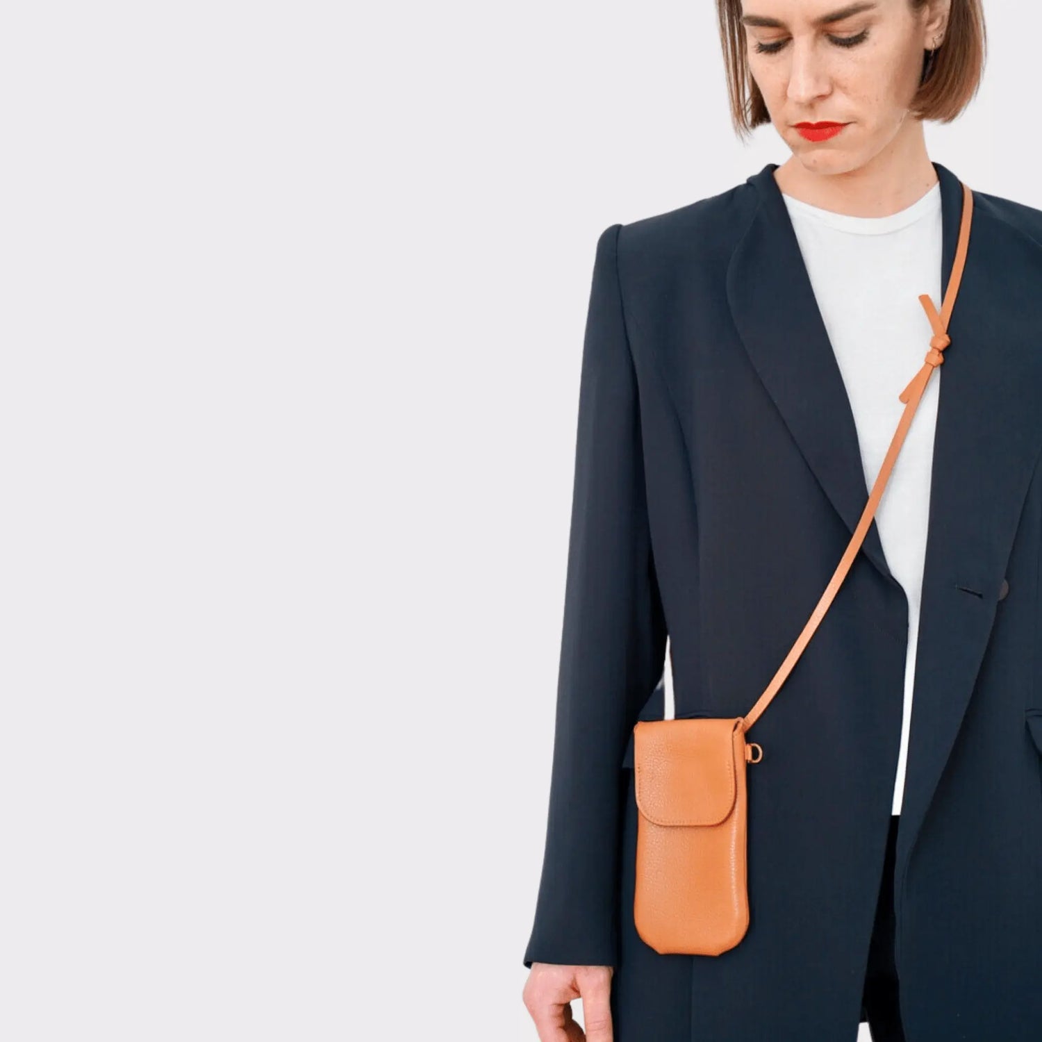 Warum eine Phone Bag aus Echtleder das modernste Accessoire ist – praktisch, nachhaltig, stilvoll Mplus Design