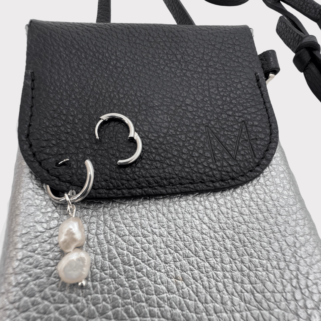 schwarz und silberne mini ledertasche piercing - Phone bag black and silver leather - Handy Tasche aus Leder Damen, Handytasche Leder schwarz zum umhängen - piercing tasche - schwarze mini handy tasche - Perlen Ohrringe abnehmbar