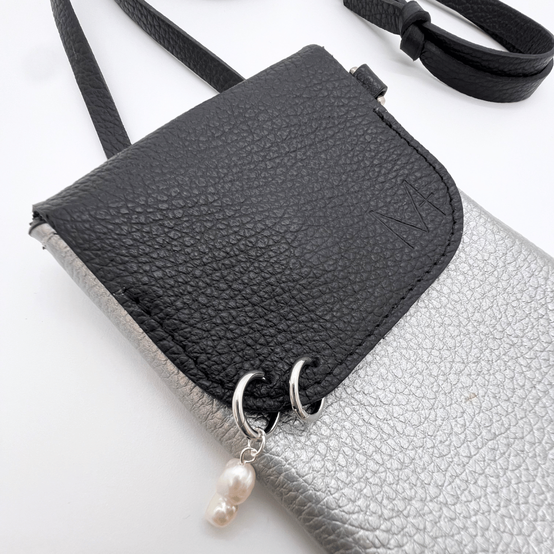 schwarz und silberne mini ledertasche piercing - Phone bag black and silver leather - Handy Tasche aus Leder Damen, Handytasche Leder schwarz zum umhängen - piercing tasche - schwarze mini handy tasche - Perlen Ohrringe abnehmbar