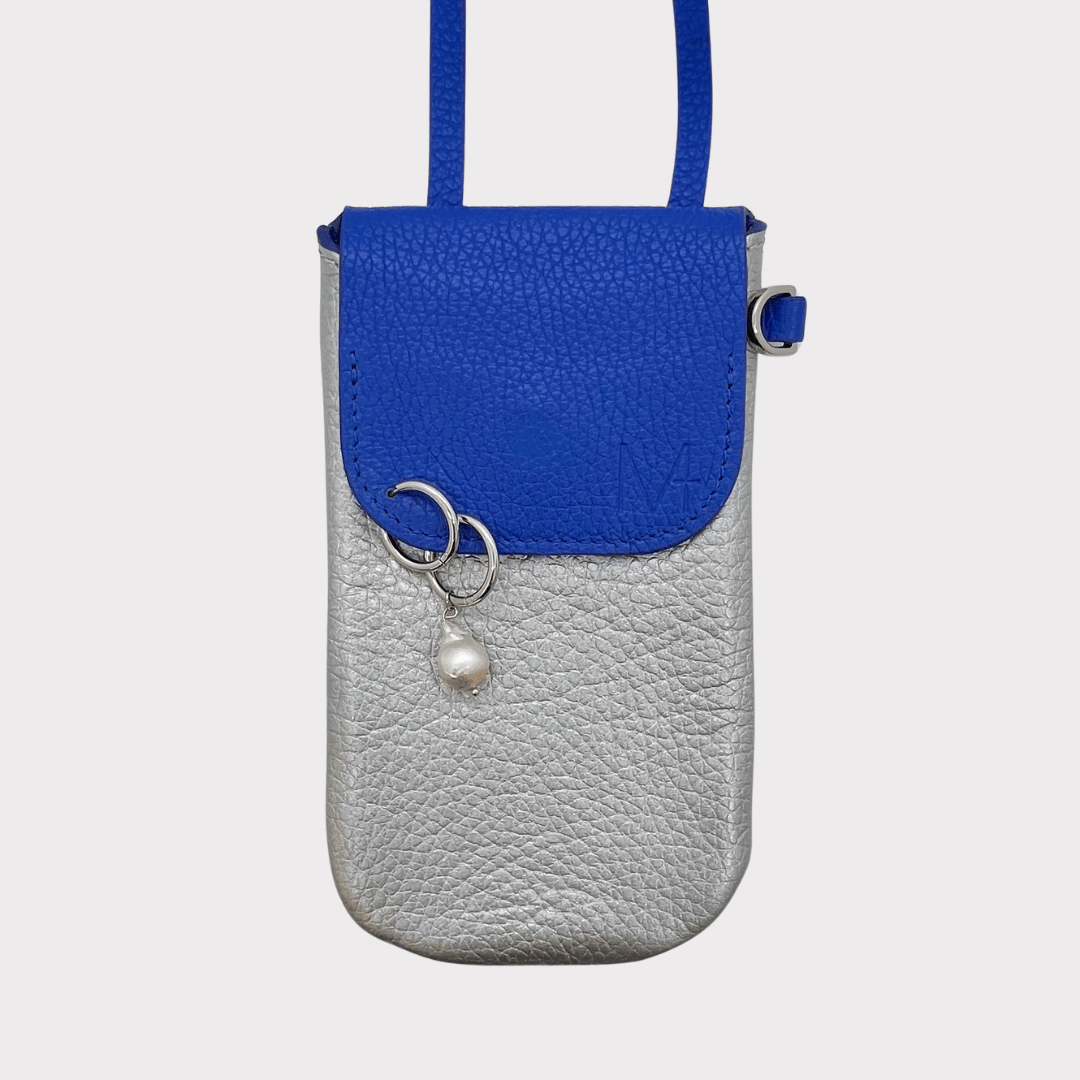 Blaue mini ledertasche piercing - Phone bag blue and silver  leather - Handy Tasche aus Leder Damen, Handytasche Leder silber zum umhängen - piercing tasche - blaue mini handy tasche - Ohrringe mit Perle