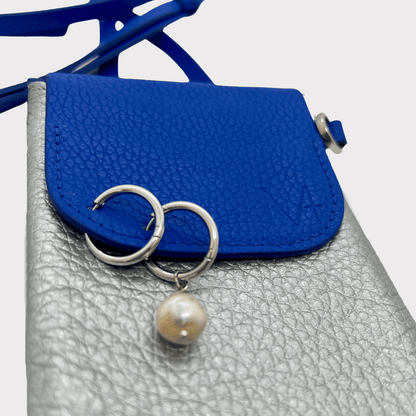 Blaue mini ledertasche piercing - Phone bag blue and silver  leather - Handy Tasche aus Leder Damen, Handytasche Leder silber zum umhängen - piercing tasche - blaue mini handy tasche - Ohrringe mit Perle