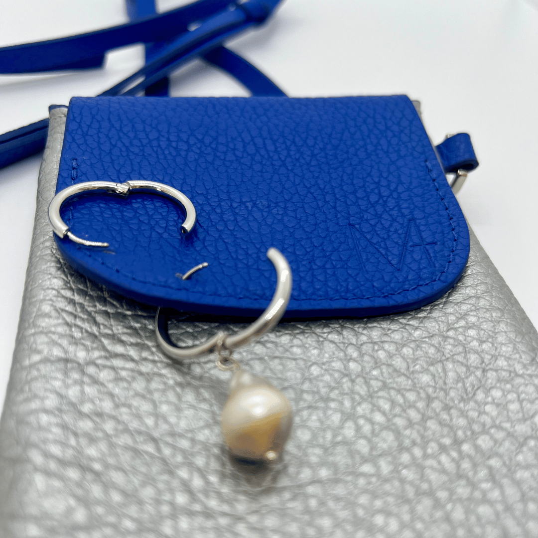 Blaue mini ledertasche piercing - Phone bag blue and silver  leather - Handy Tasche aus Leder Damen, Handytasche Leder silber zum umhängen - piercing tasche - blaue mini handy tasche - Ohrringe mit Perle