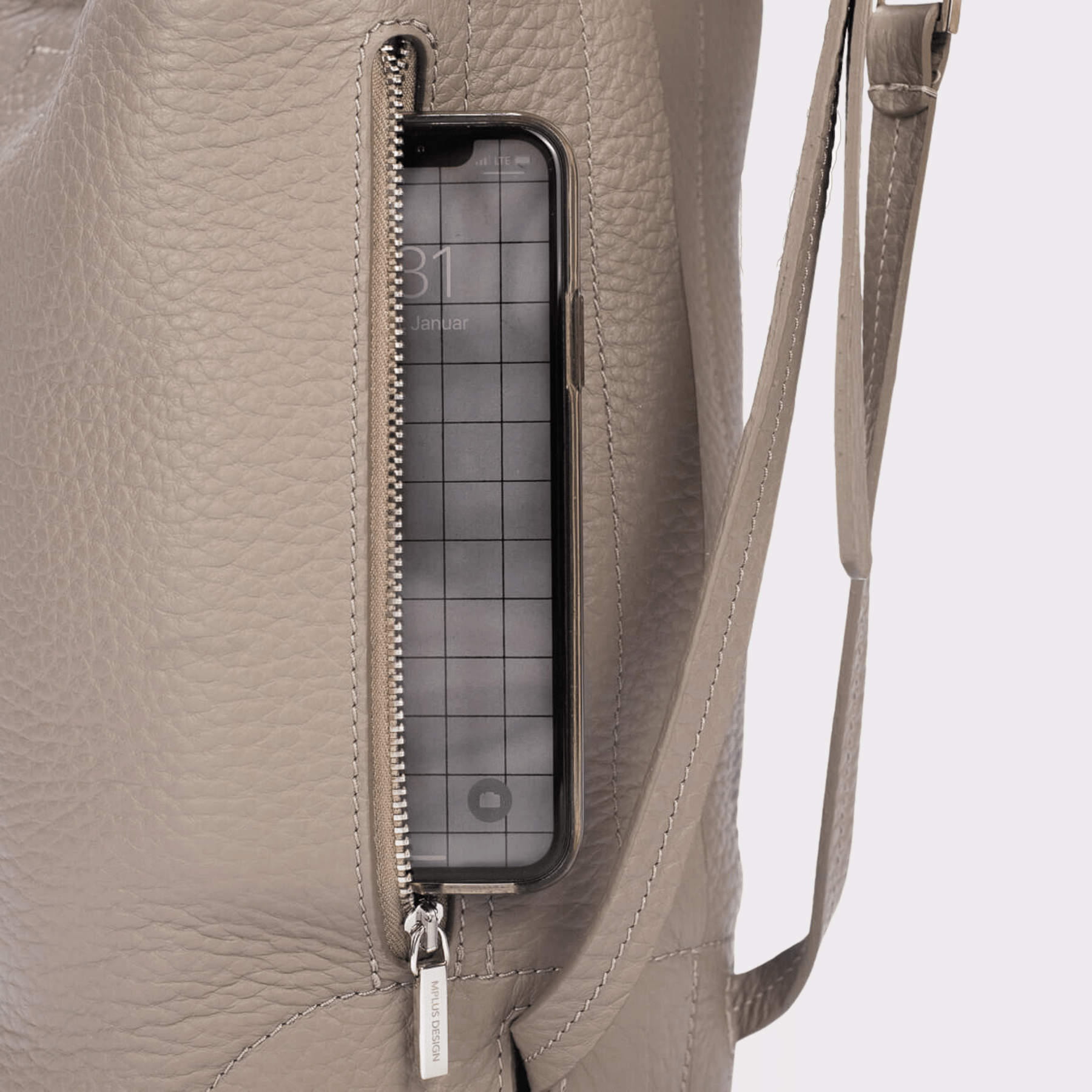 Backpack Leder Taupe Detailansicht Außentasche für Handy