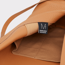 Laden Sie das Bild in den Galerie-Viewer, runder Cognac farbener Lederrucksack, Echtleder, Echt Leder Rucksack, Designer Rucksack Damen Cognac, Designer Rucksack für Damen, Leder Rucksack diebstahlsicher, Backpack cognac leather, genuine Leather , Innenfächer für Ordnung
