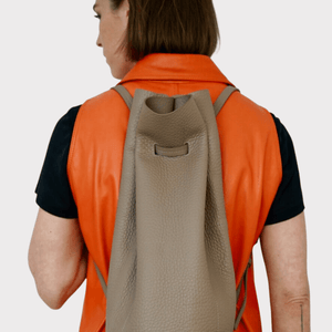 runder Taupe farbener Lederrucksack, Echtleder, Echt Leder Rucksack, Designer Rucksack Damen Taupe, Designer Rucksack für Damen, Leder Rucksack diebstahlsicher, Backpack taupe leather, genuine Leather 