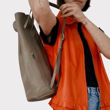 Laden Sie das Bild in den Galerie-Viewer, runder Taupe farbener Lederrucksack, Echtleder, Echt Leder Rucksack, Designer Rucksack Damen Taupe, Designer Rucksack für Damen, Leder Rucksack diebstahlsicher, Backpack taupe leather, genuine Leather 
