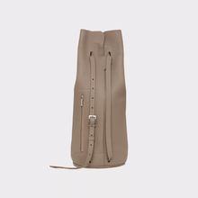 Laden Sie das Bild in den Galerie-Viewer, runder Taupe farbener Lederrucksack, Echtleder, Echt Leder Rucksack, Designer Rucksack Damen Taupe, Designer Rucksack für Damen, Leder Rucksack diebstahlsicher, Backpack taupe leather, genuine Leather 
