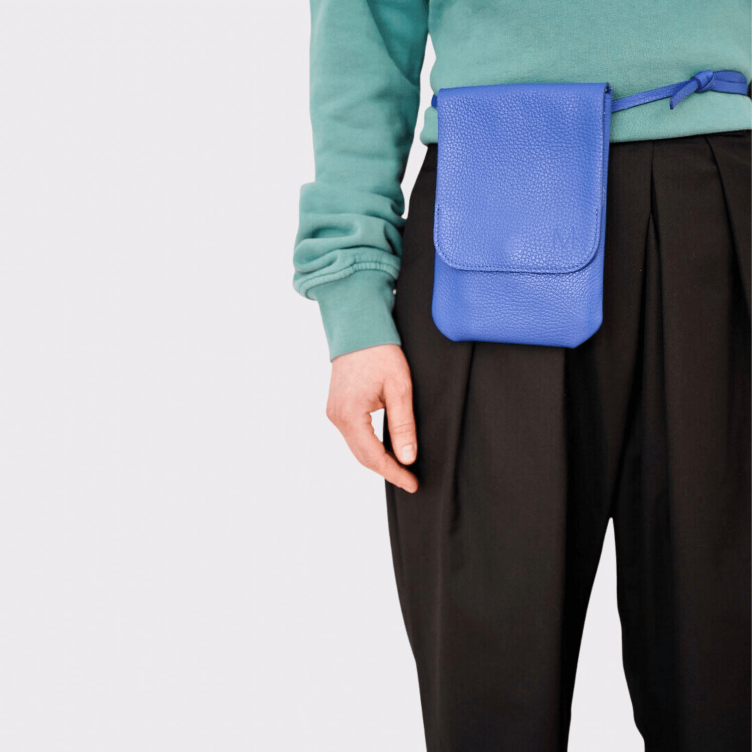 Blaue Leder Belt Bag – MPLUS Design Umhängetasche