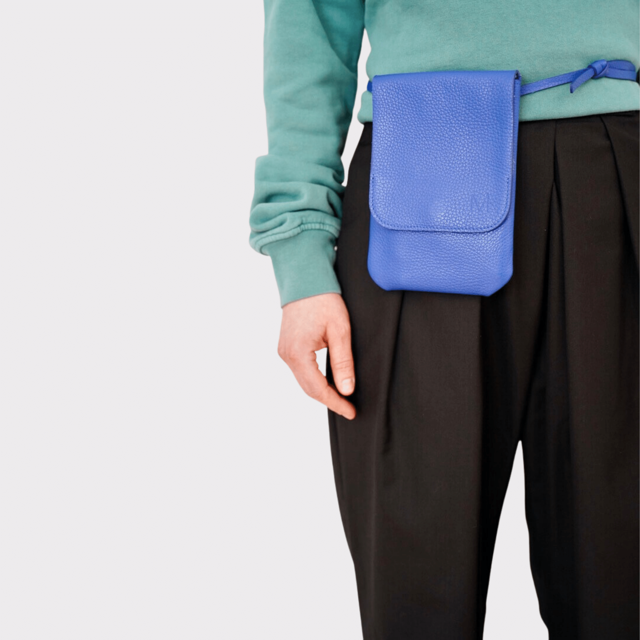 Blaue Leder Belt Bag – MPLUS Design Umhängetasche